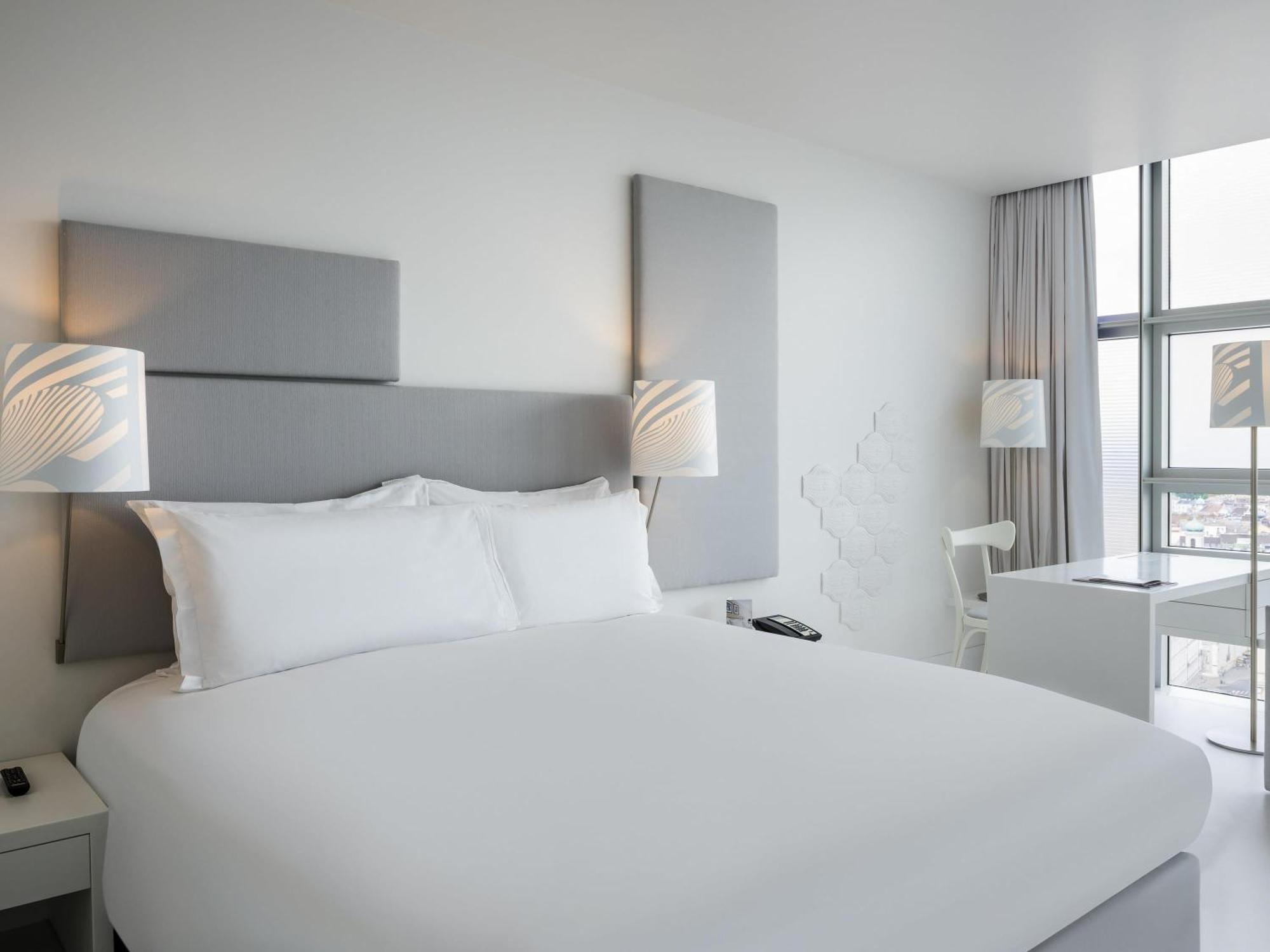 Superior – Ferris Wheel View upper floors queen-size bed