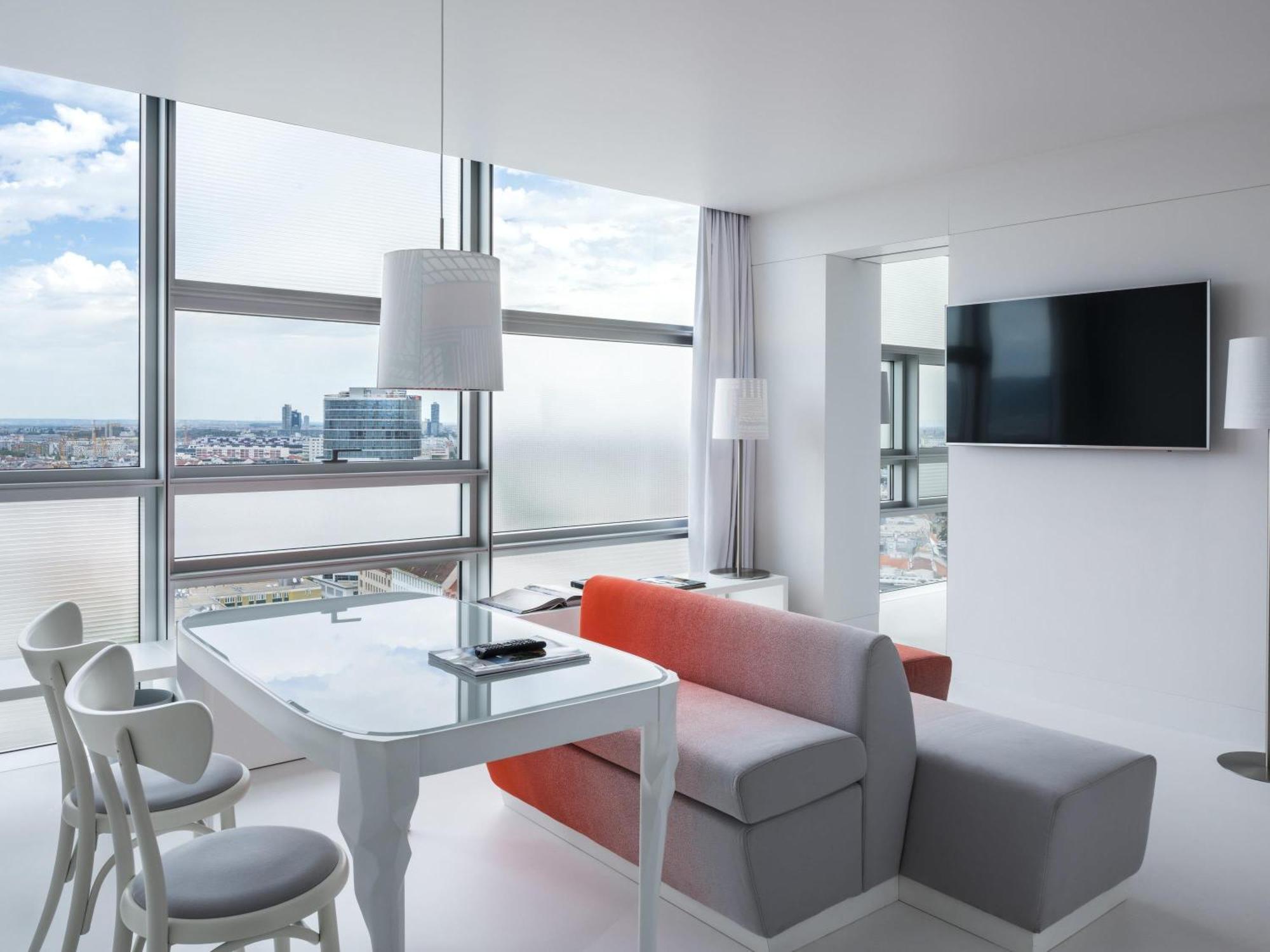 Junior Suite – Ferris Wheel View king bed