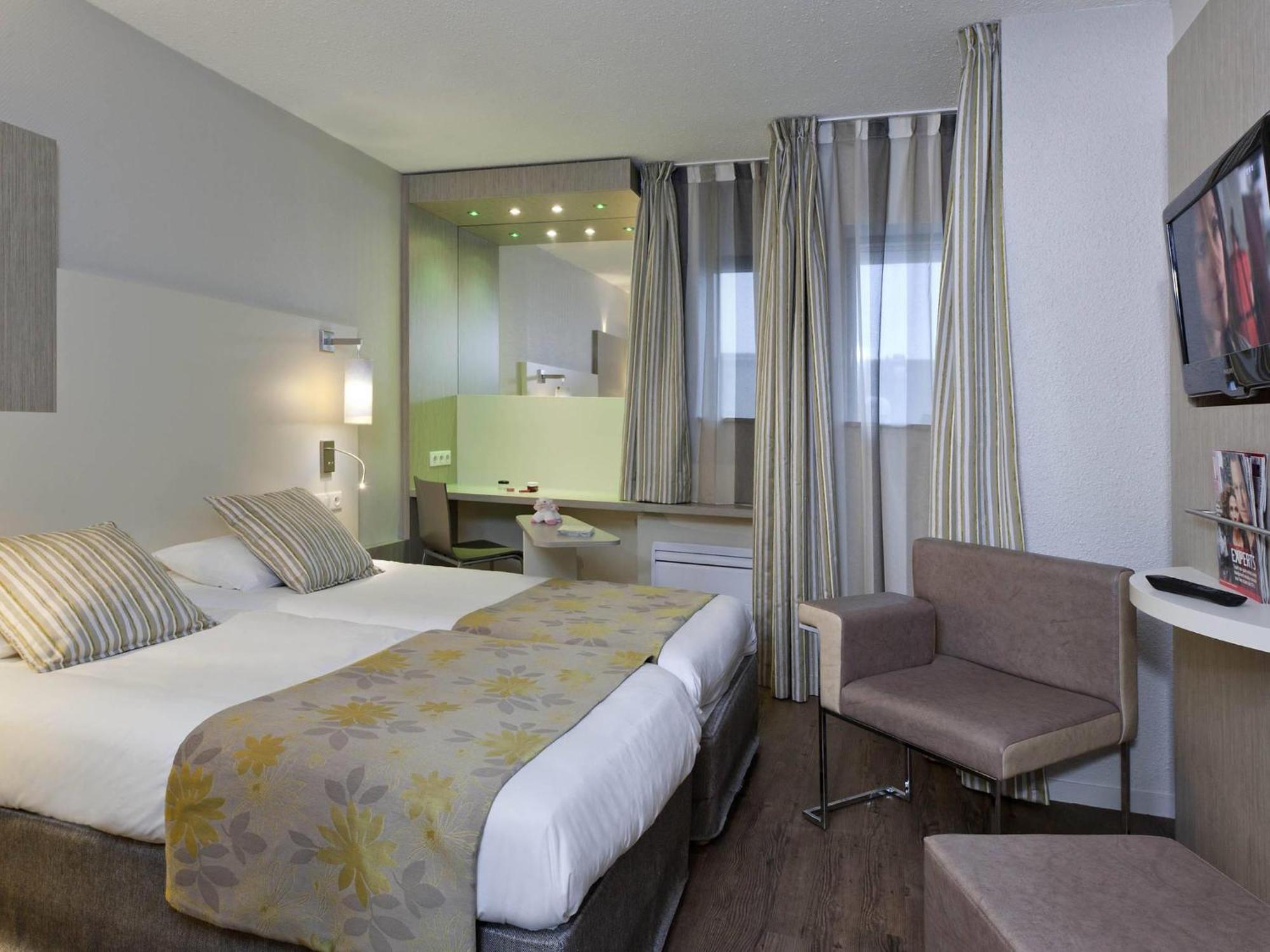 Room Twin Beds