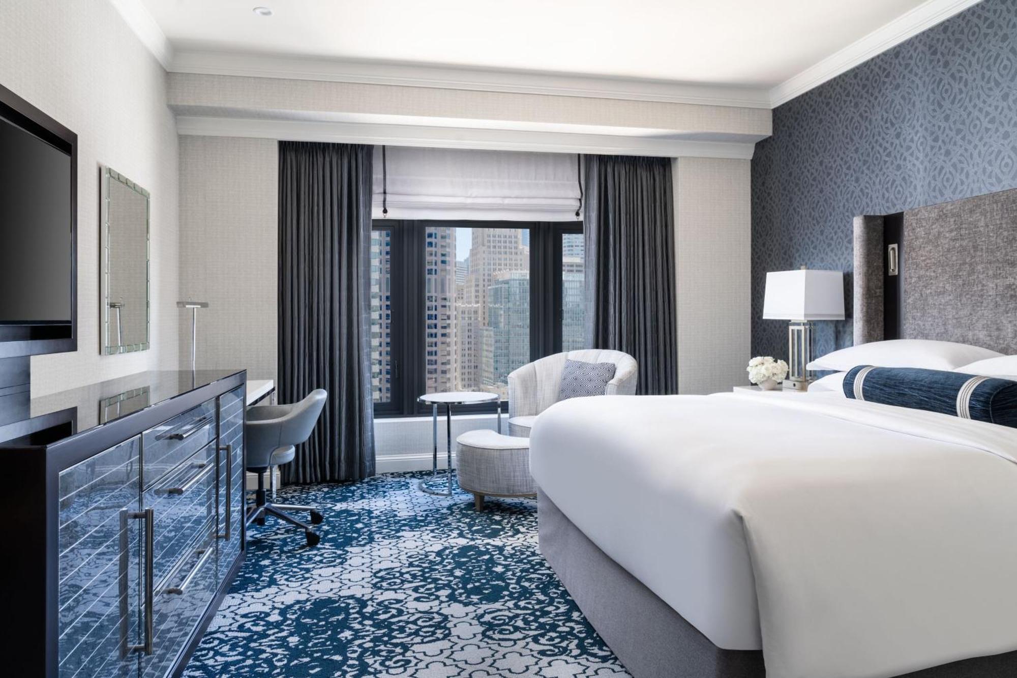 Zimmer mit Kingsize-Bett und Stadtblick