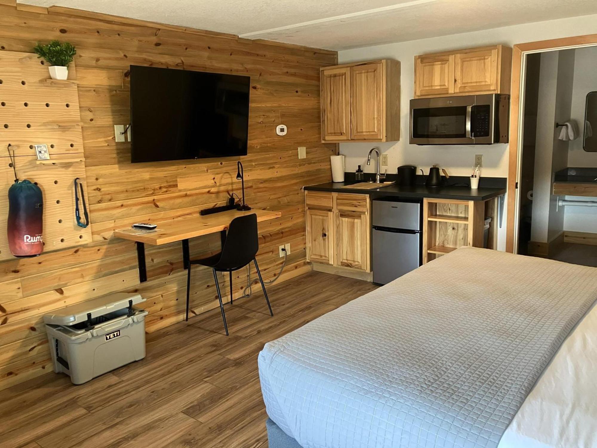 Large Deluxe King Room Non-Smoking