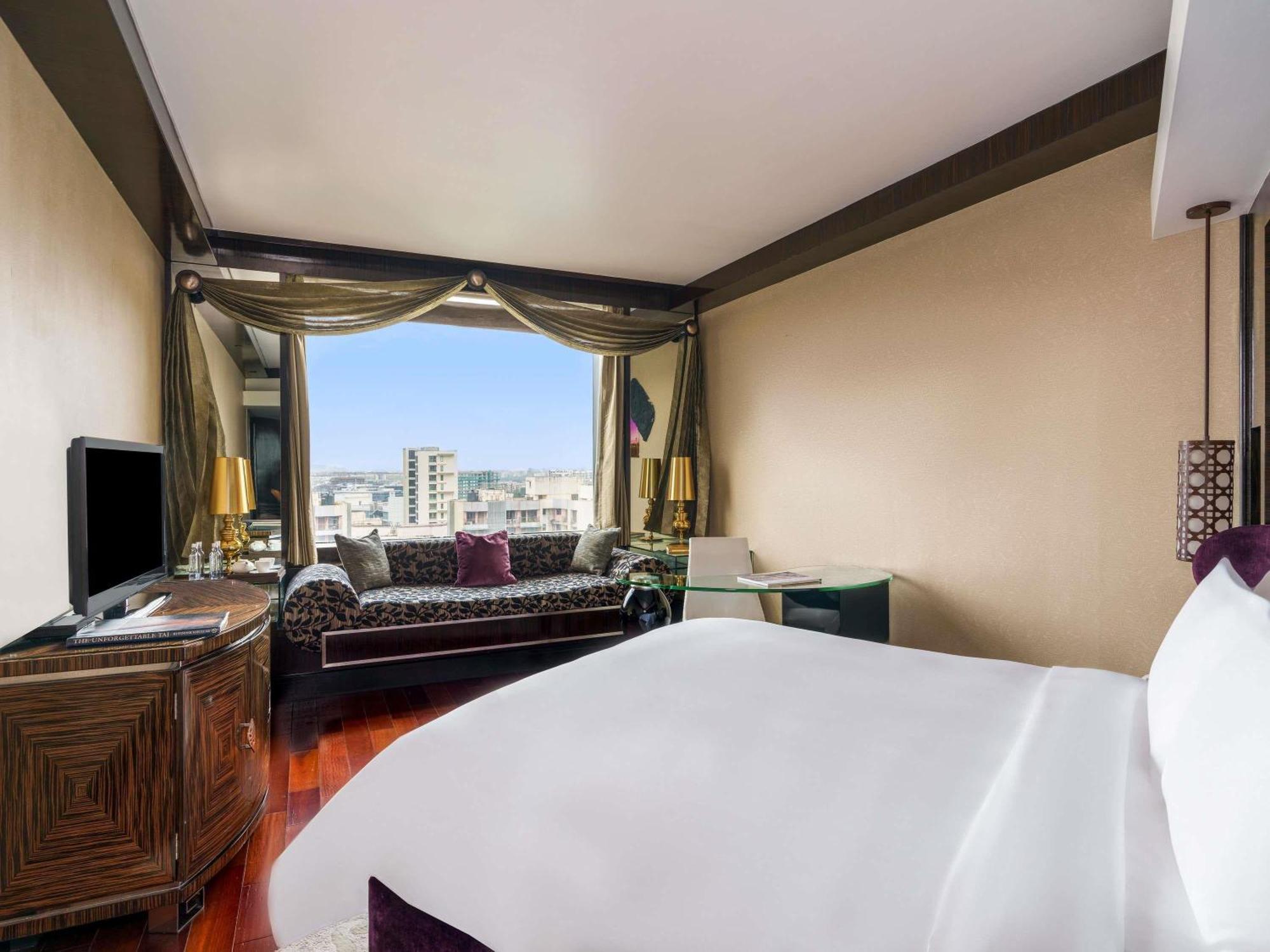 Club Millésime Room King Bed Lounge Access Hi-tea Cocktail Hours Meeting Room access an Hour
