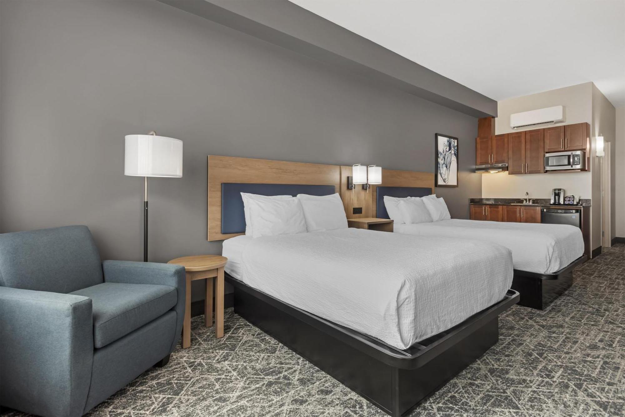 Queen Room Two Queen Beds Kitchenette