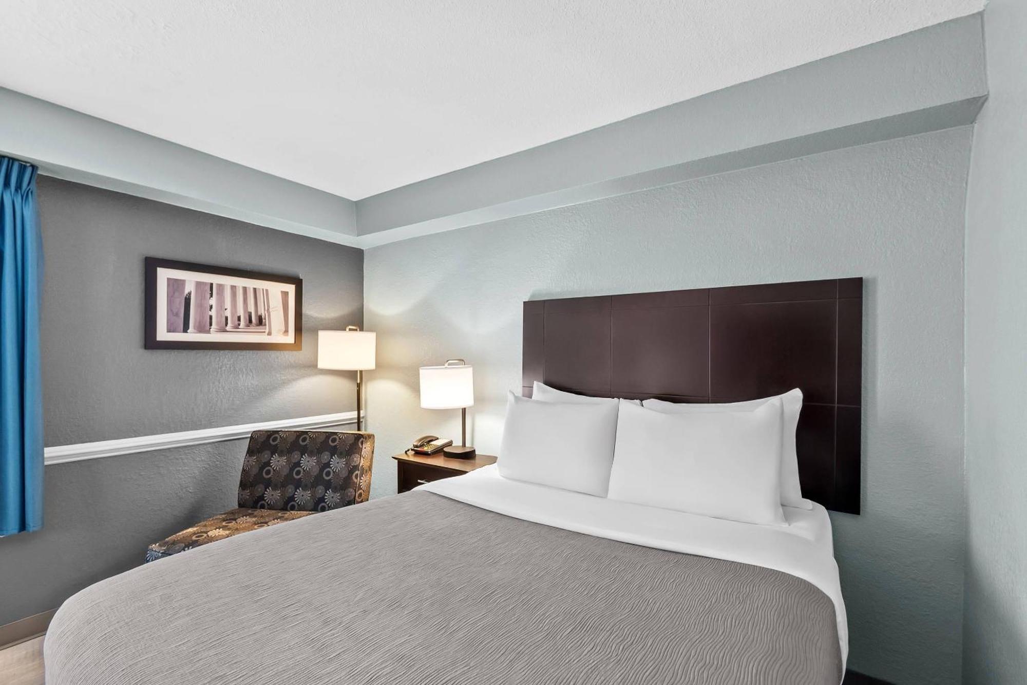 Queen Room Non-Smoking or Pet Friendly