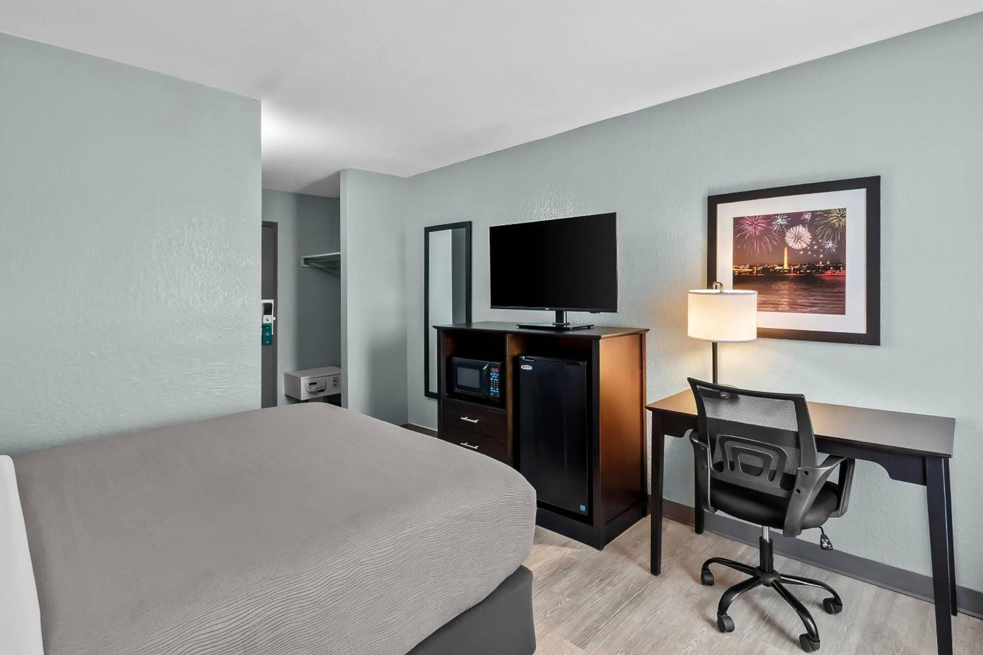Queen Room Non-Smoking or Pet Friendly
