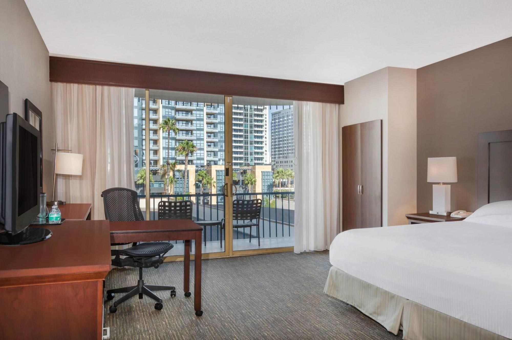 1 King Bed Deluxe Room Non-Smoking
