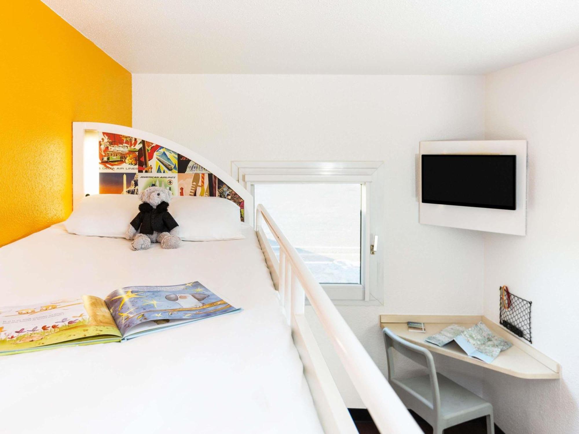 Room Two Single Beds Extra Bed