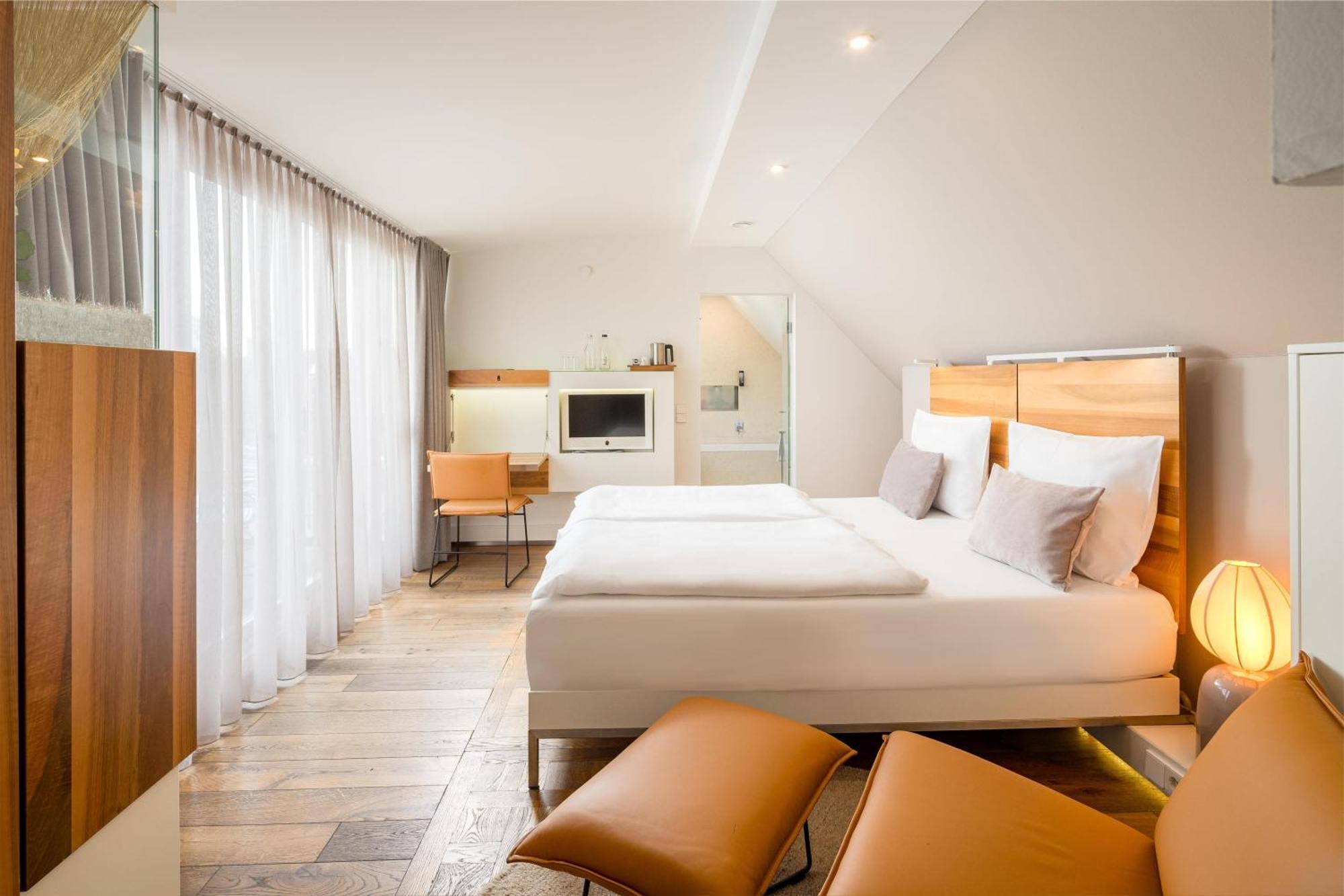 Junior King Suite Sitting Corner Top Floor