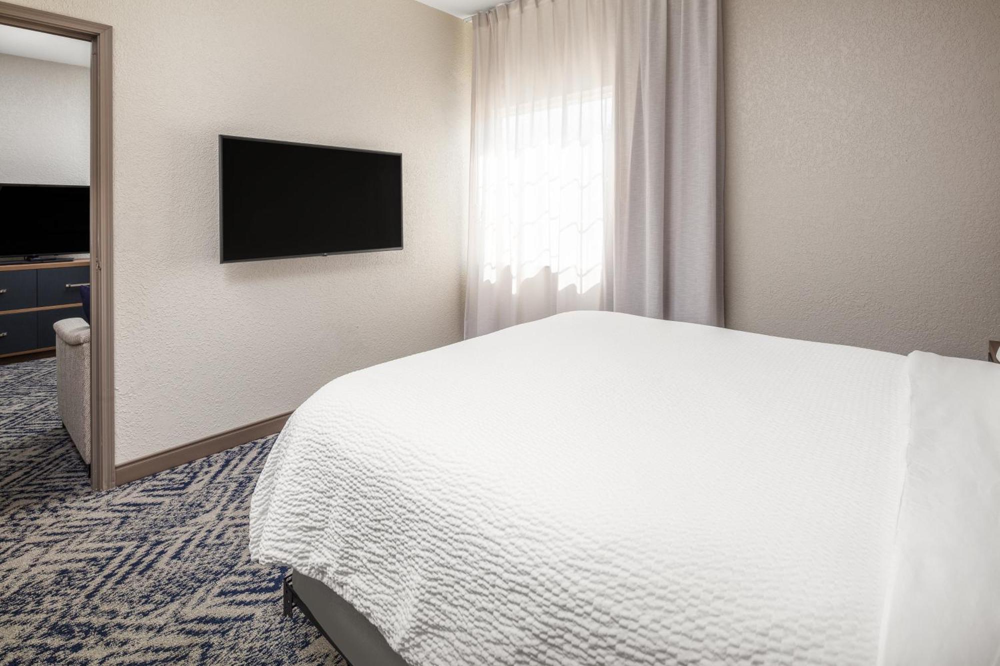 One-Bedroom Queen Suite Low Floor