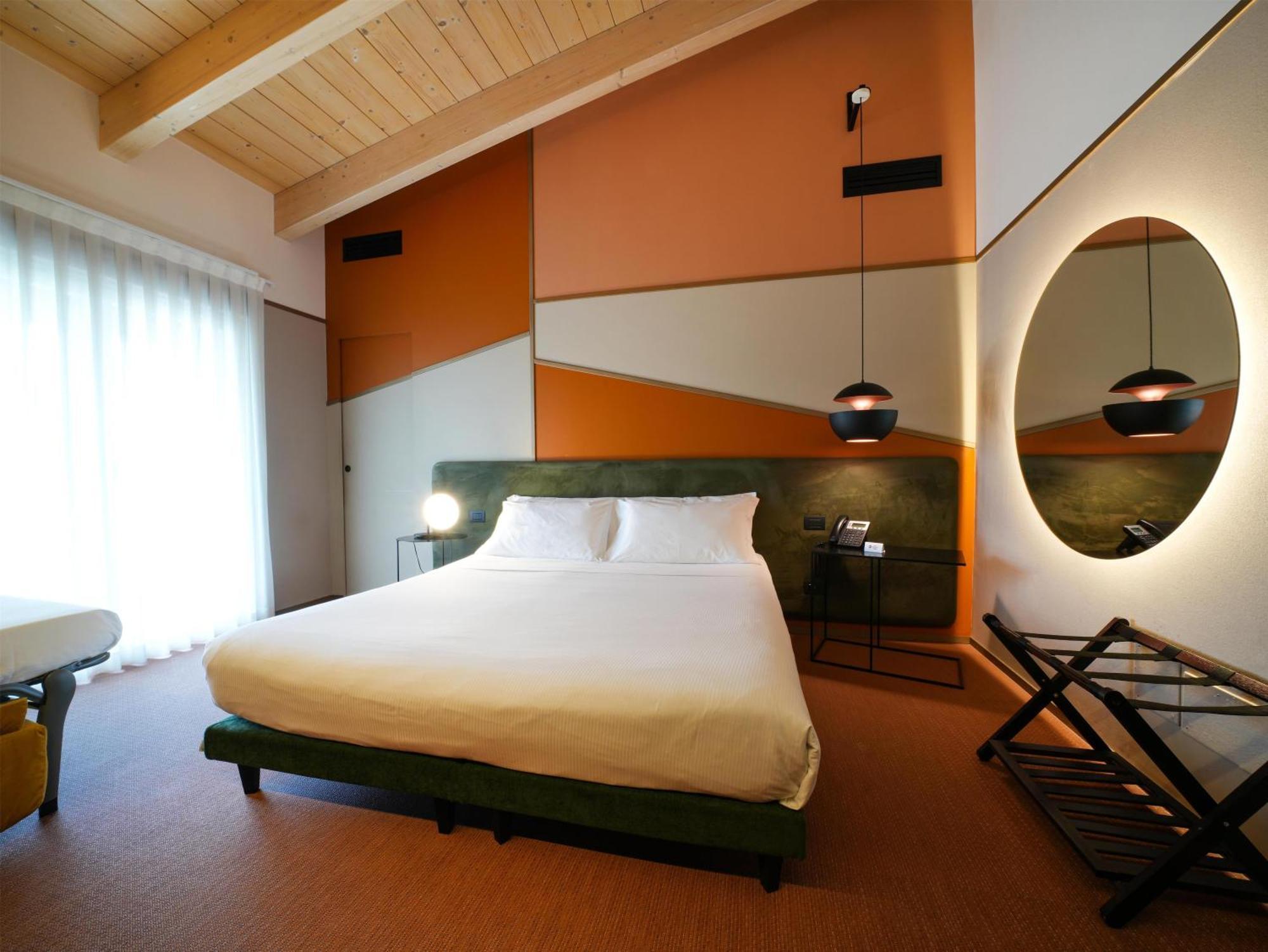 Superior Room One Queen One Single Bed Balcony Non-Smoking