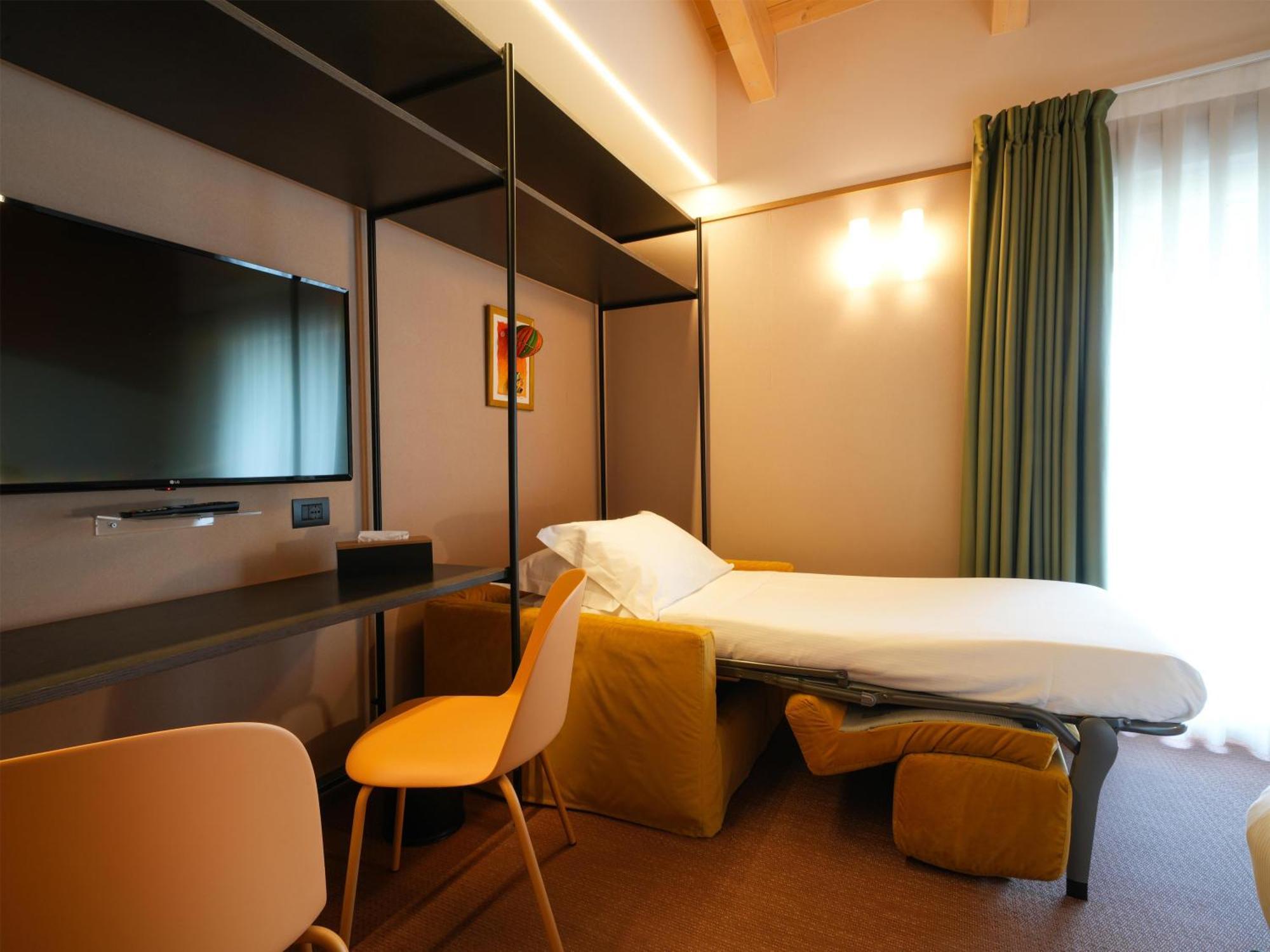 Superior Room One Queen One Single Bed Balcony Non-Smoking