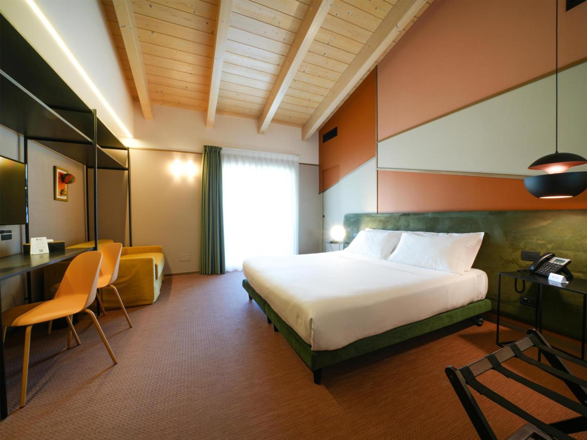 Superior Room One Queen One Single Bed Balcony Non-Smoking