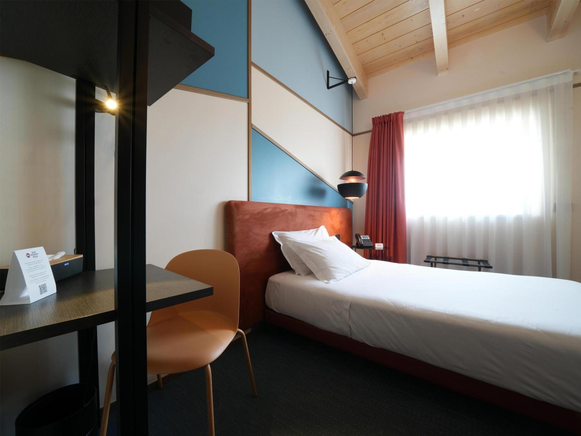 Single Room French Bed Non-Smoking