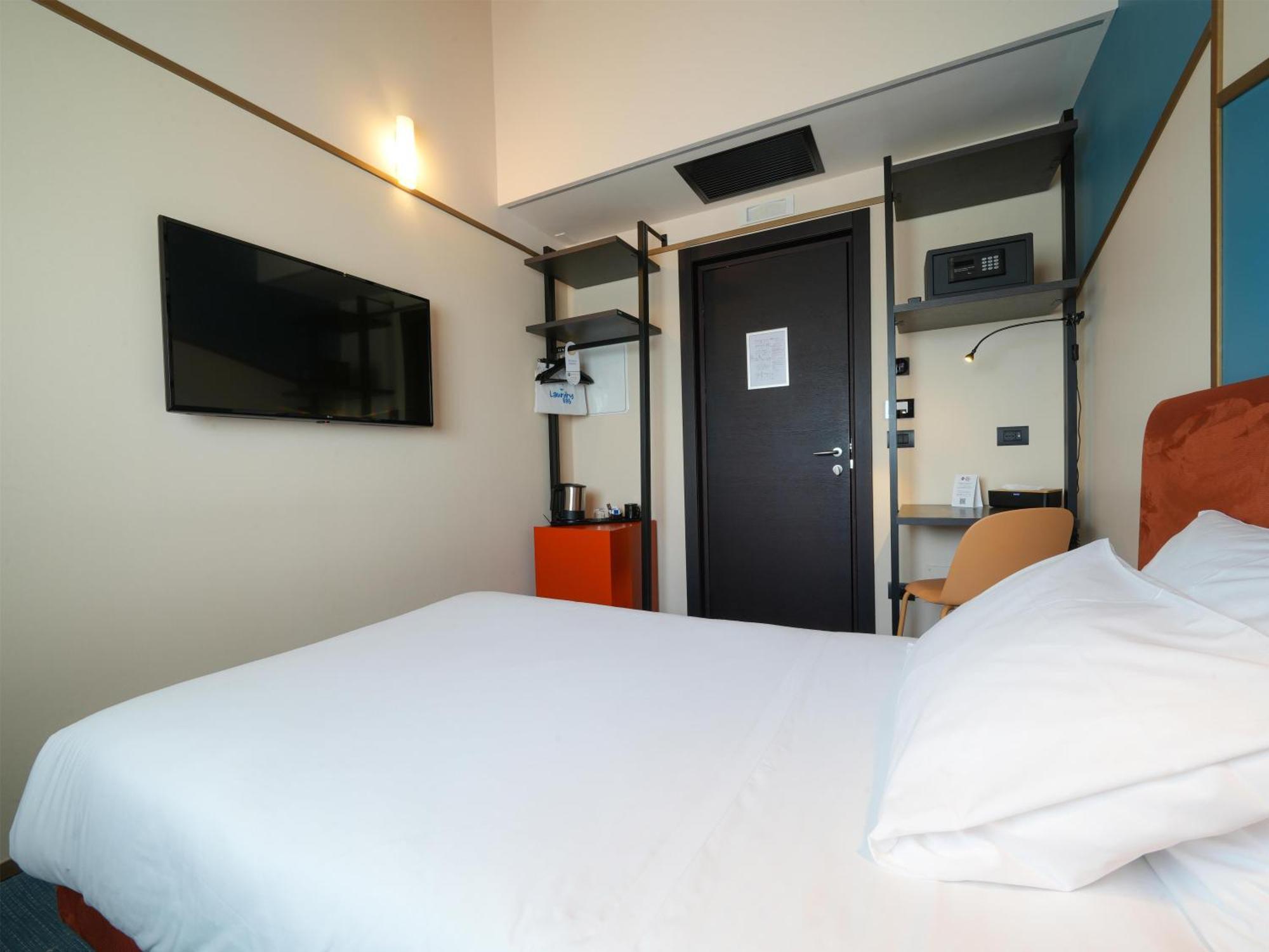Single Room French Bed Non-Smoking