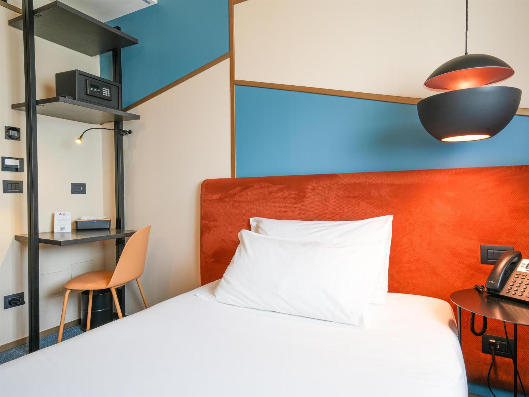 Single Room French Bed Non-Smoking