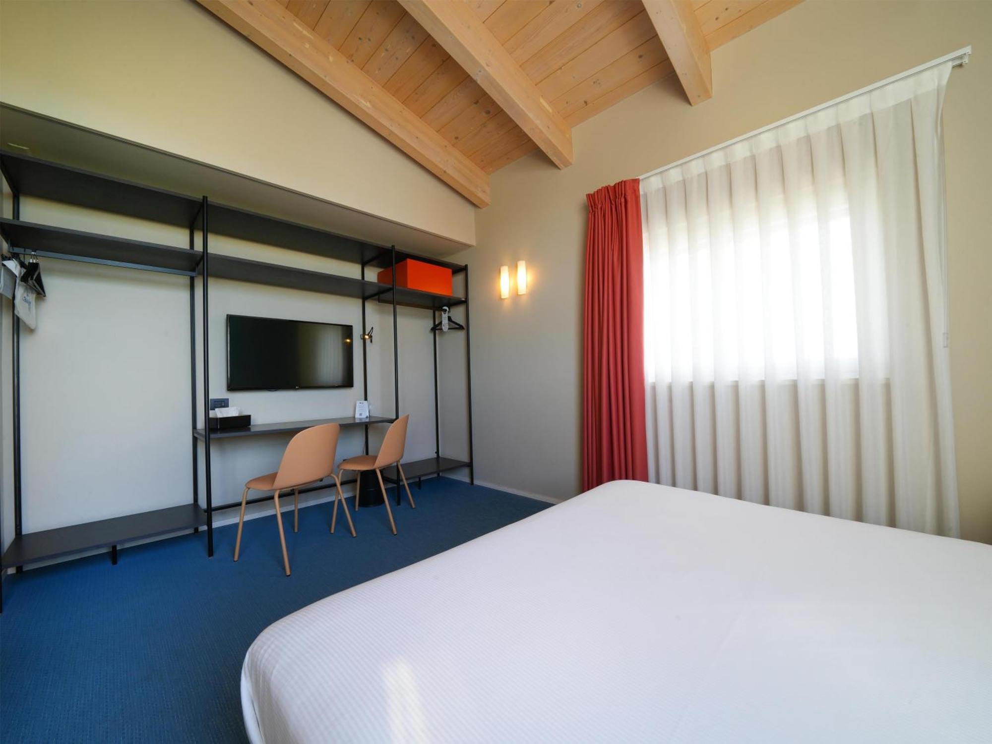 Family Queen Room Two Sofa Beds Balcony Non-Smoking