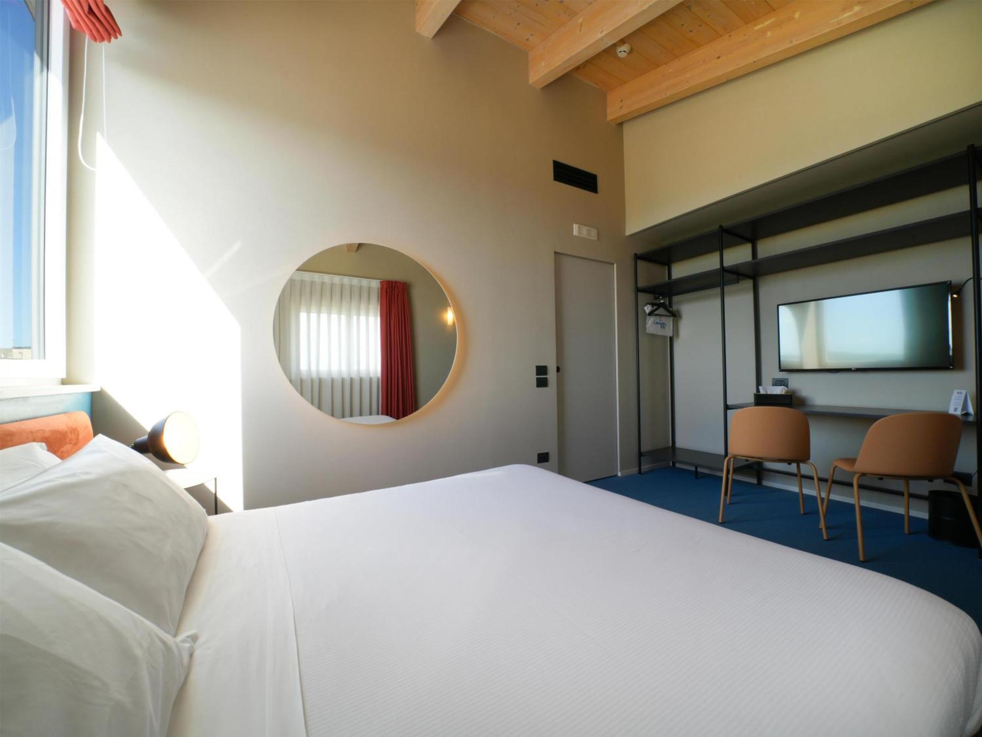 Family Queen Room Two Sofa Beds Balcony Non-Smoking