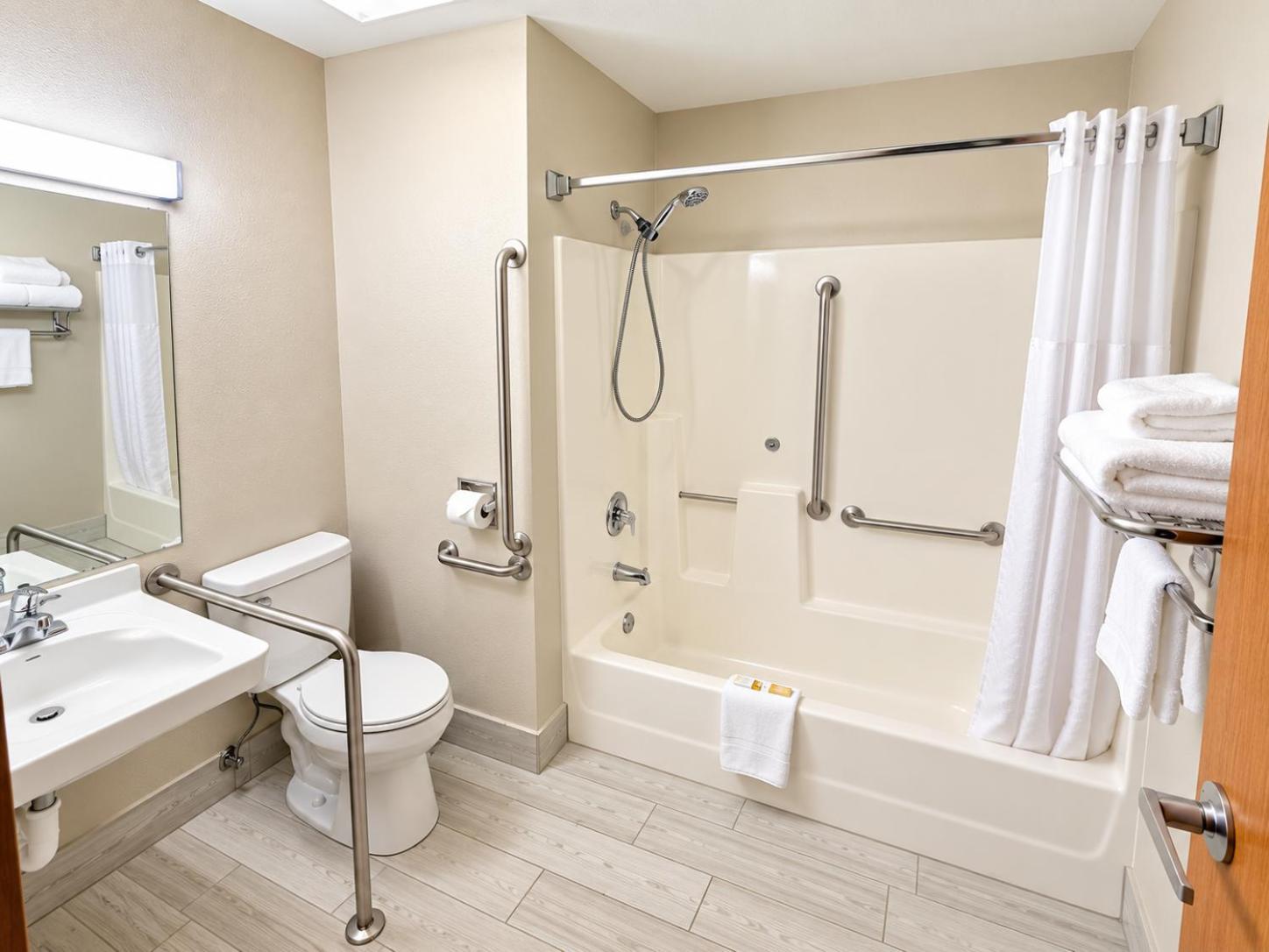Queen Room Bath Tub Mobility Accessible or Non-Smoking