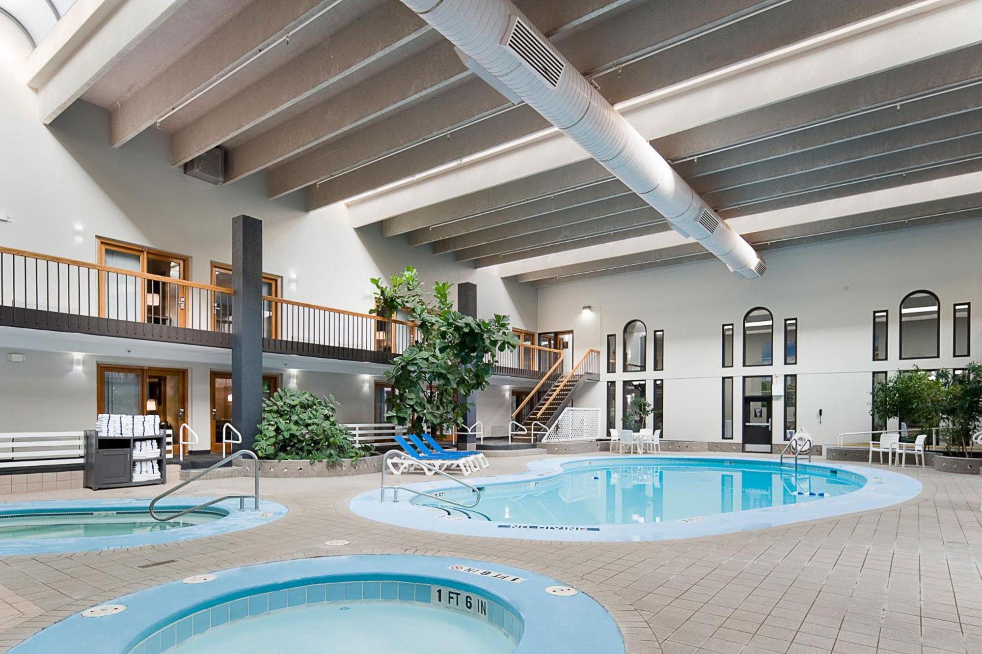 Upper Floor Queen Room Pool Side