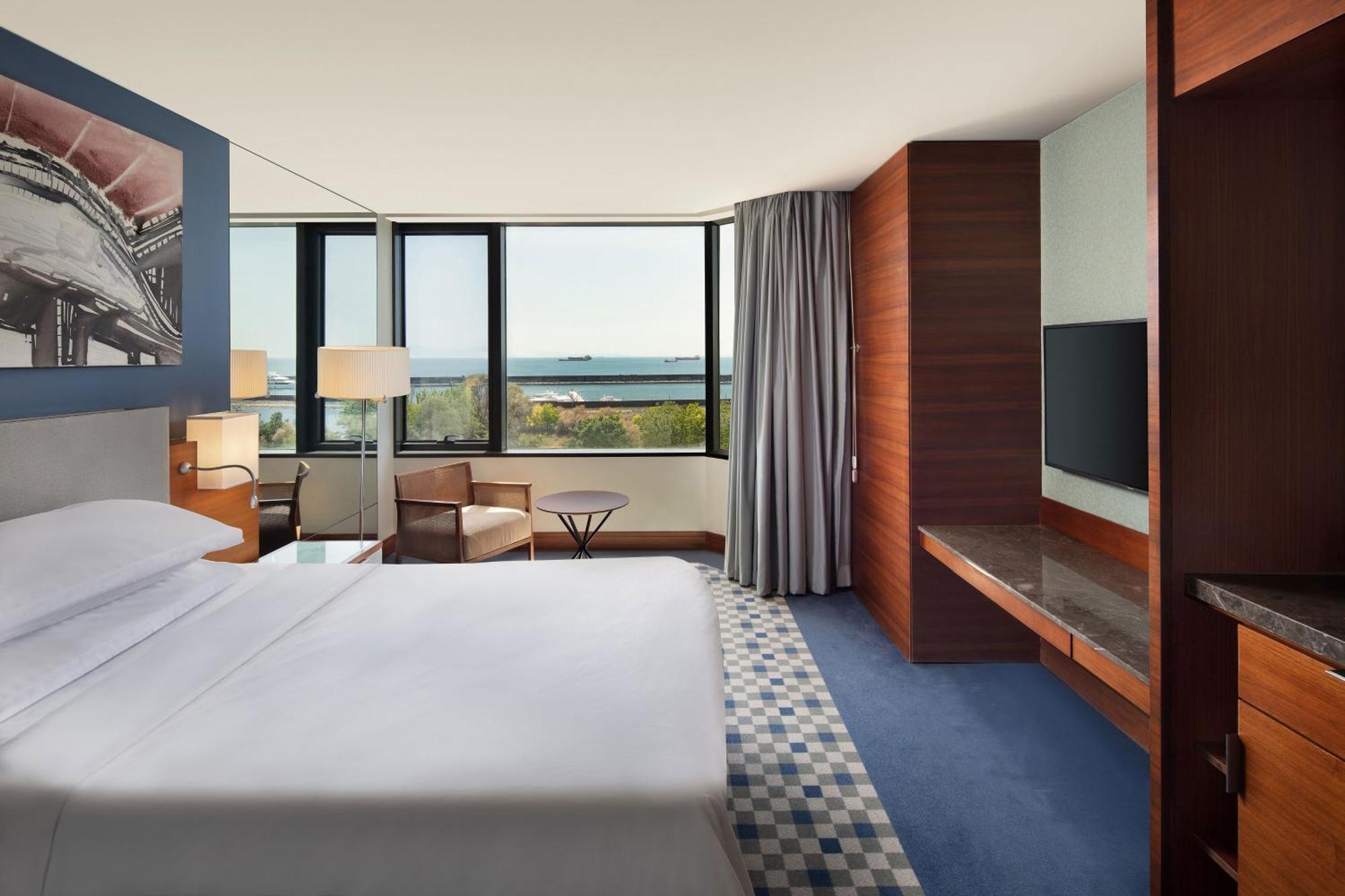 Deluxe King Room Sea View
