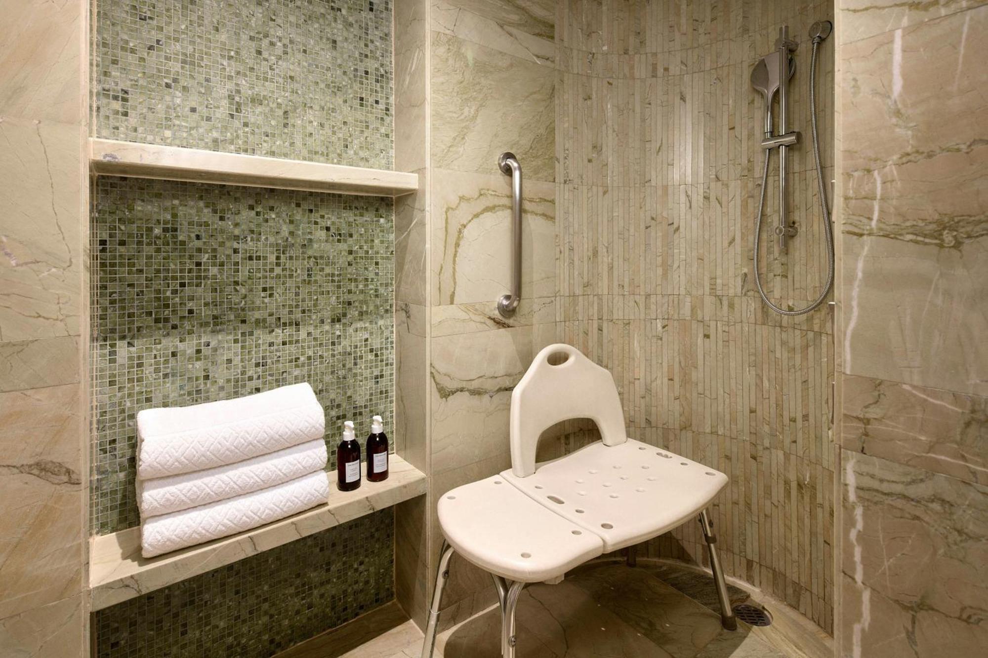Deluxe Butler Service Guest room 1 King