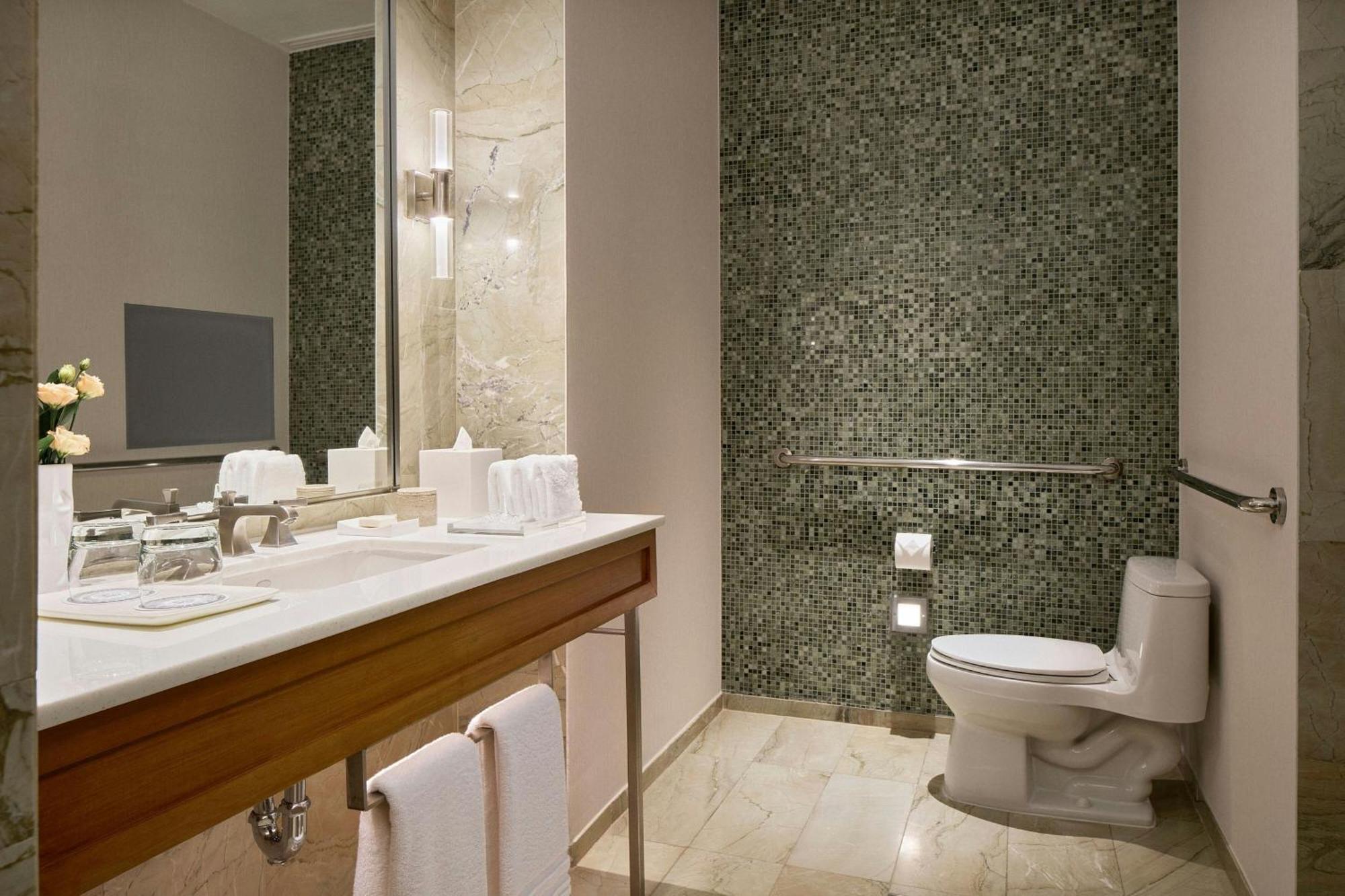 Deluxe Butler Service Guest room 1 King