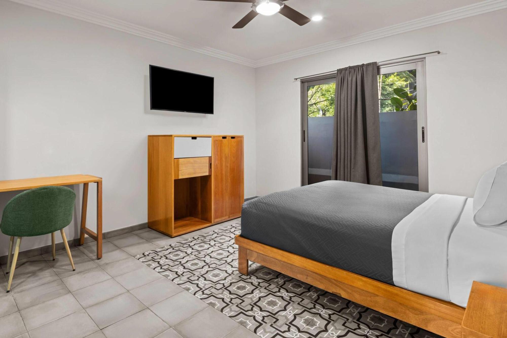 Queen Suite Air Conditioning Non-Smoking
