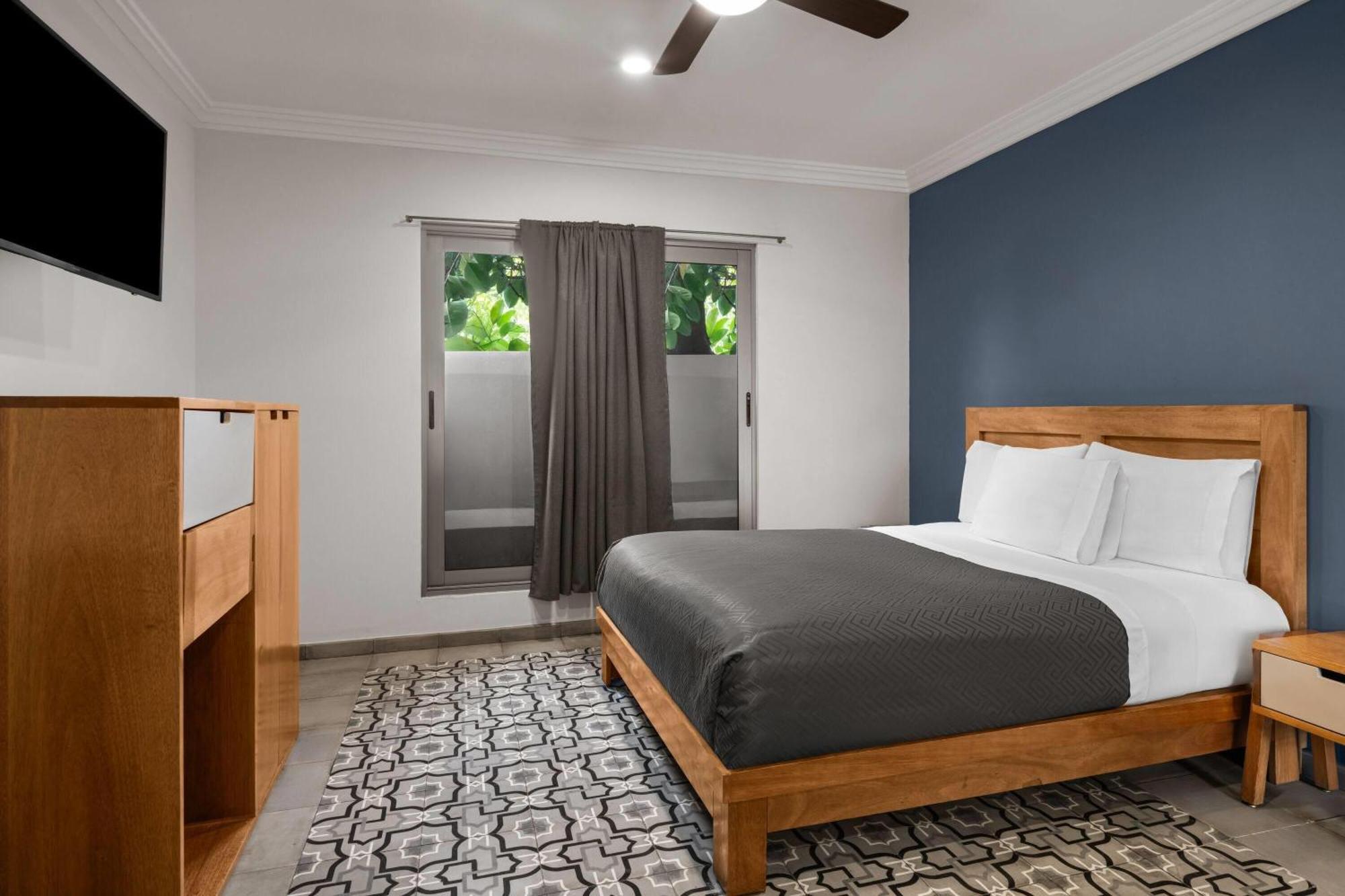 Queen Suite Air Conditioning Non-Smoking