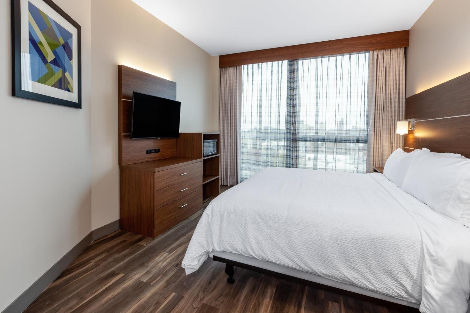 King Room Hearing Accessible Roll Shower