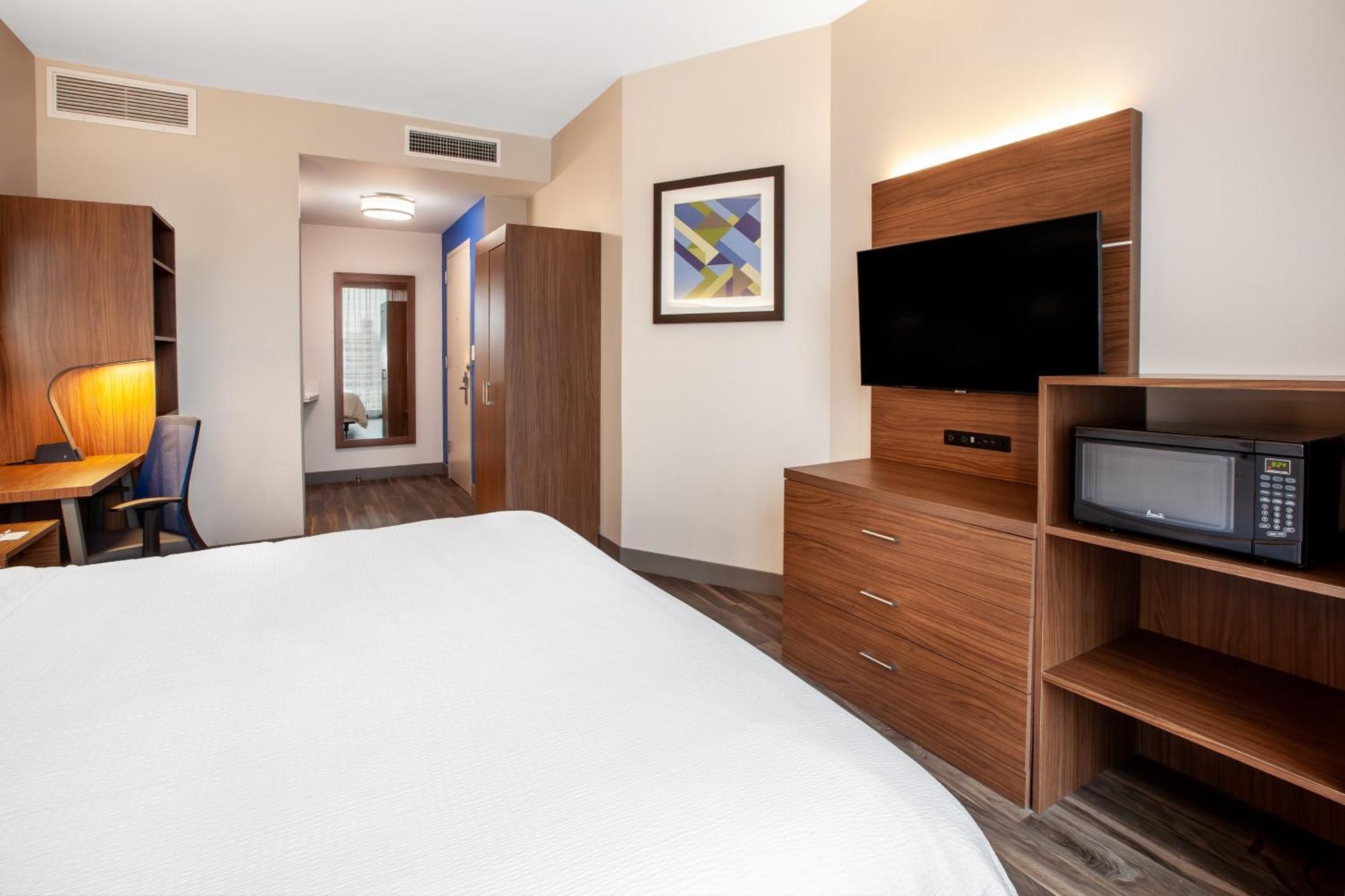 King Room Hearing Accessible Roll Shower