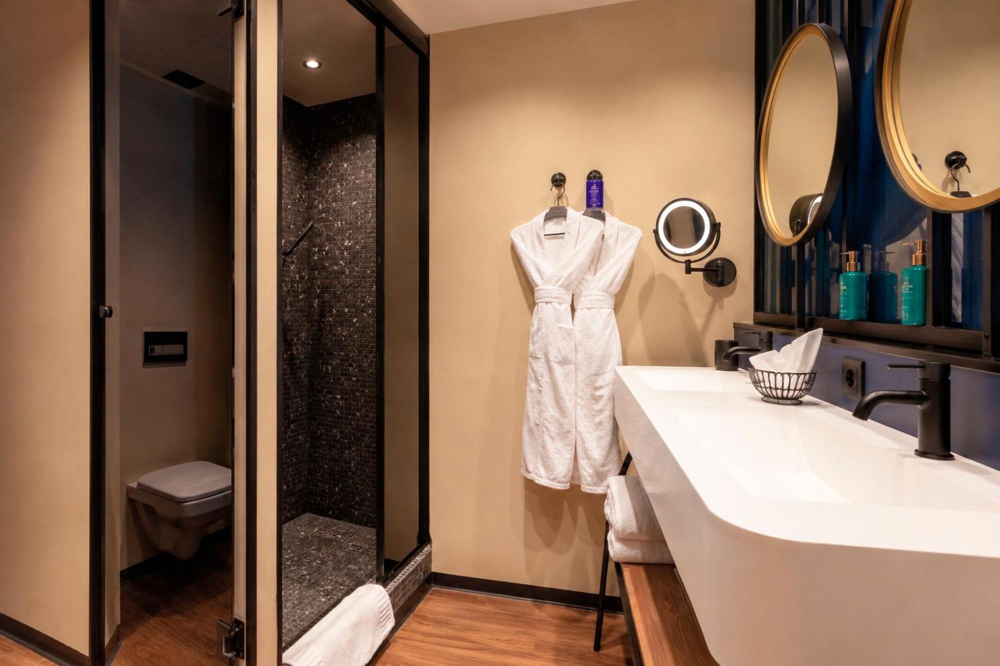 Superior King Suite