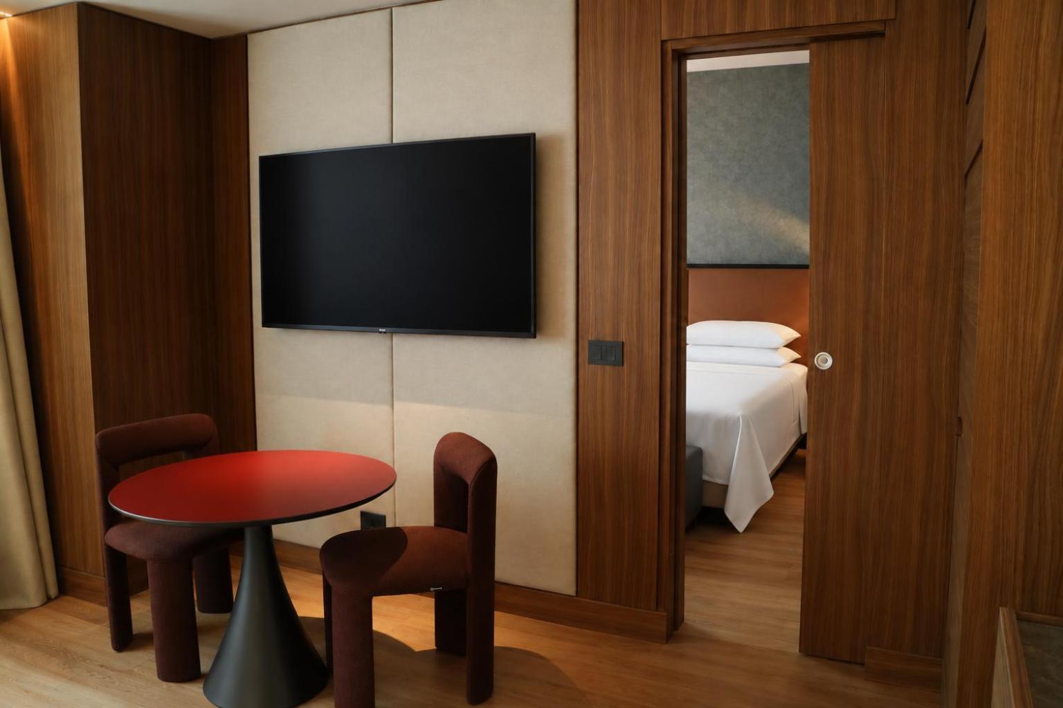 One-Bedroom Senior Executive King Suite Garden View