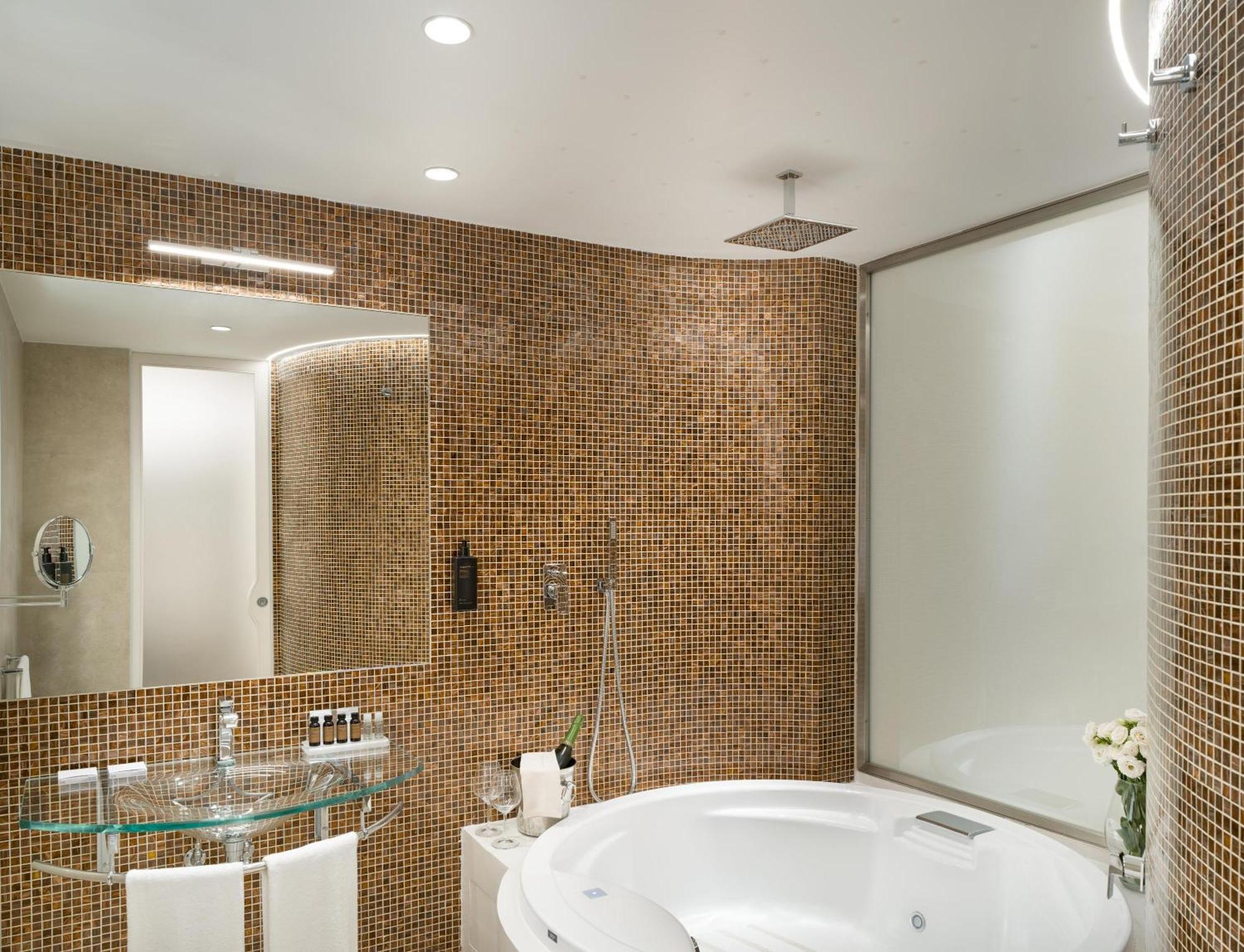 Deluxe King Room Round Bed Round Bath Tub Sea View or Non-Smoking