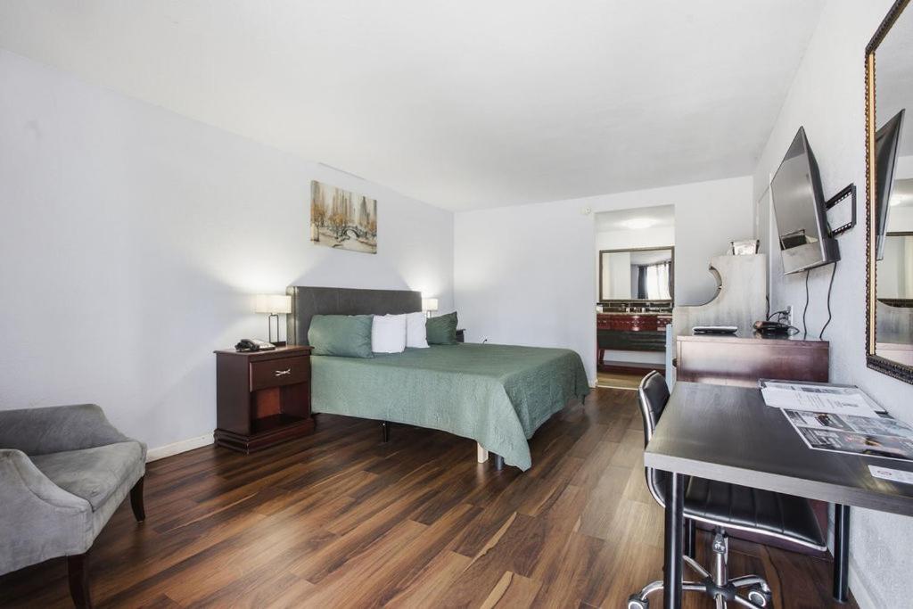 Deluxe King Room