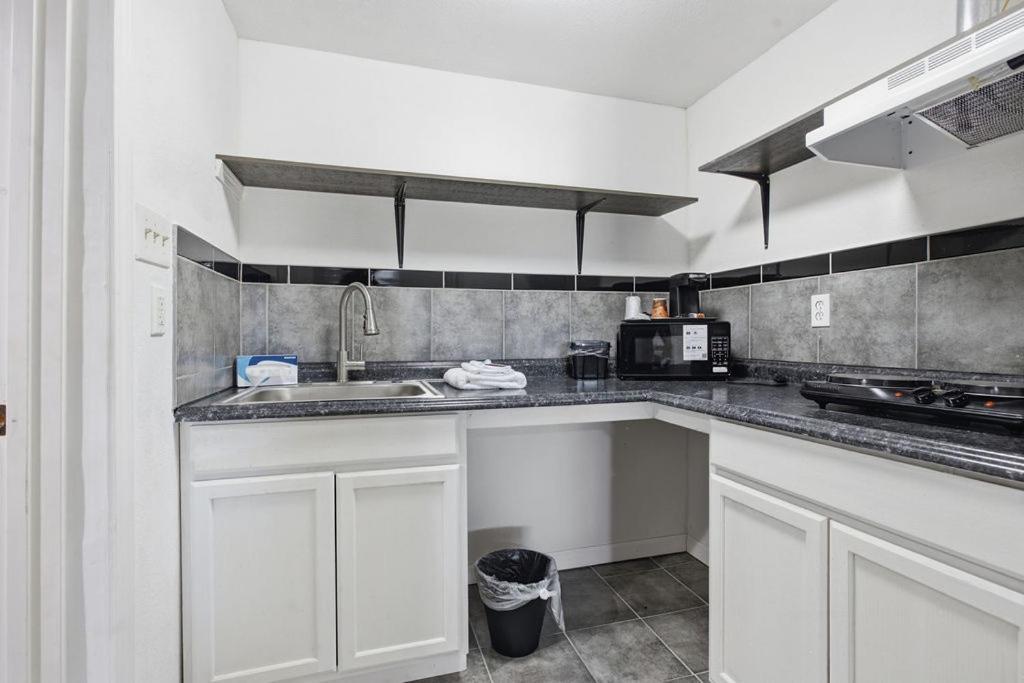 Studio Mini Kitchen Two Queen Beds