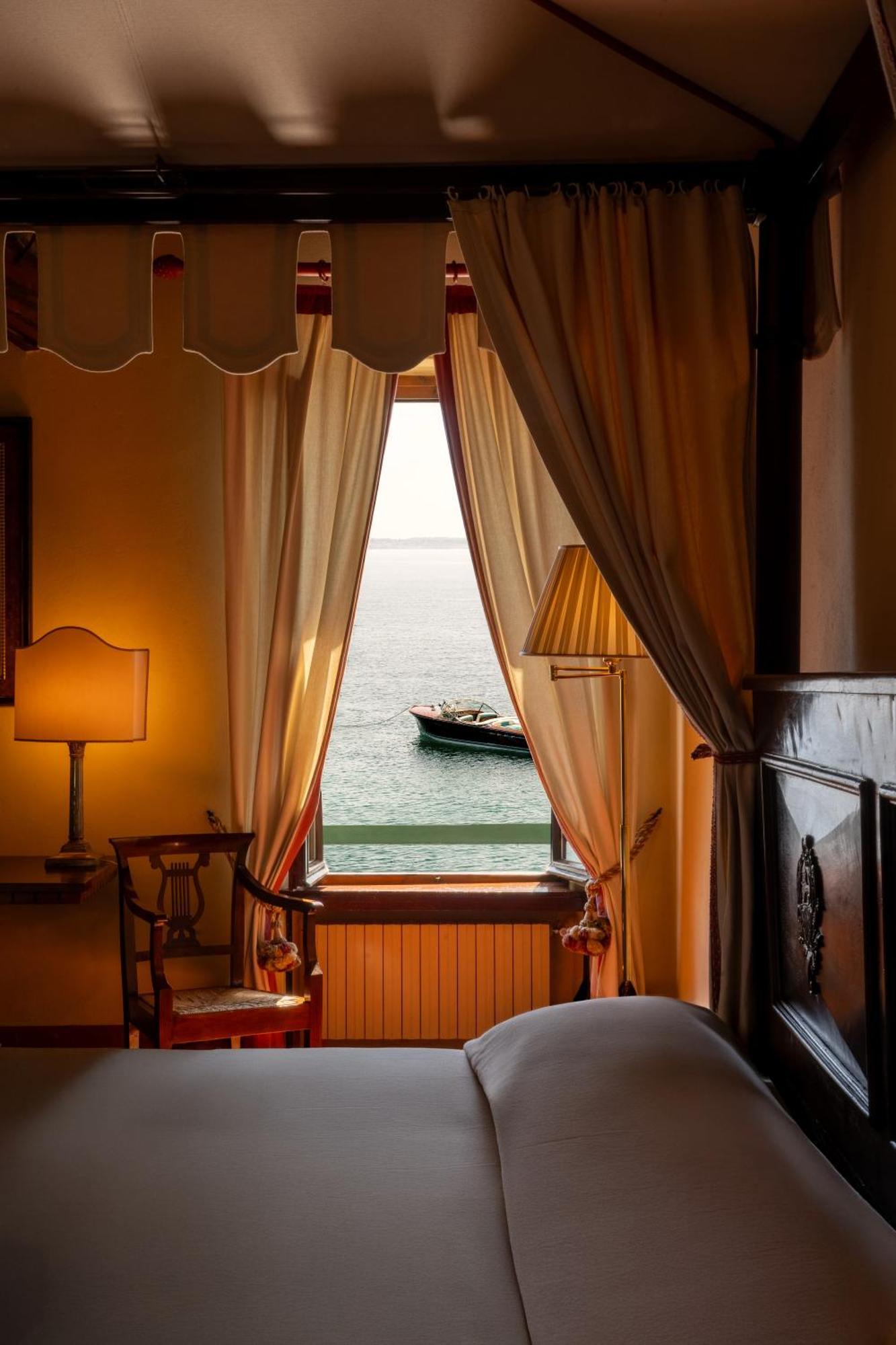 Deluxe Suite Lake View