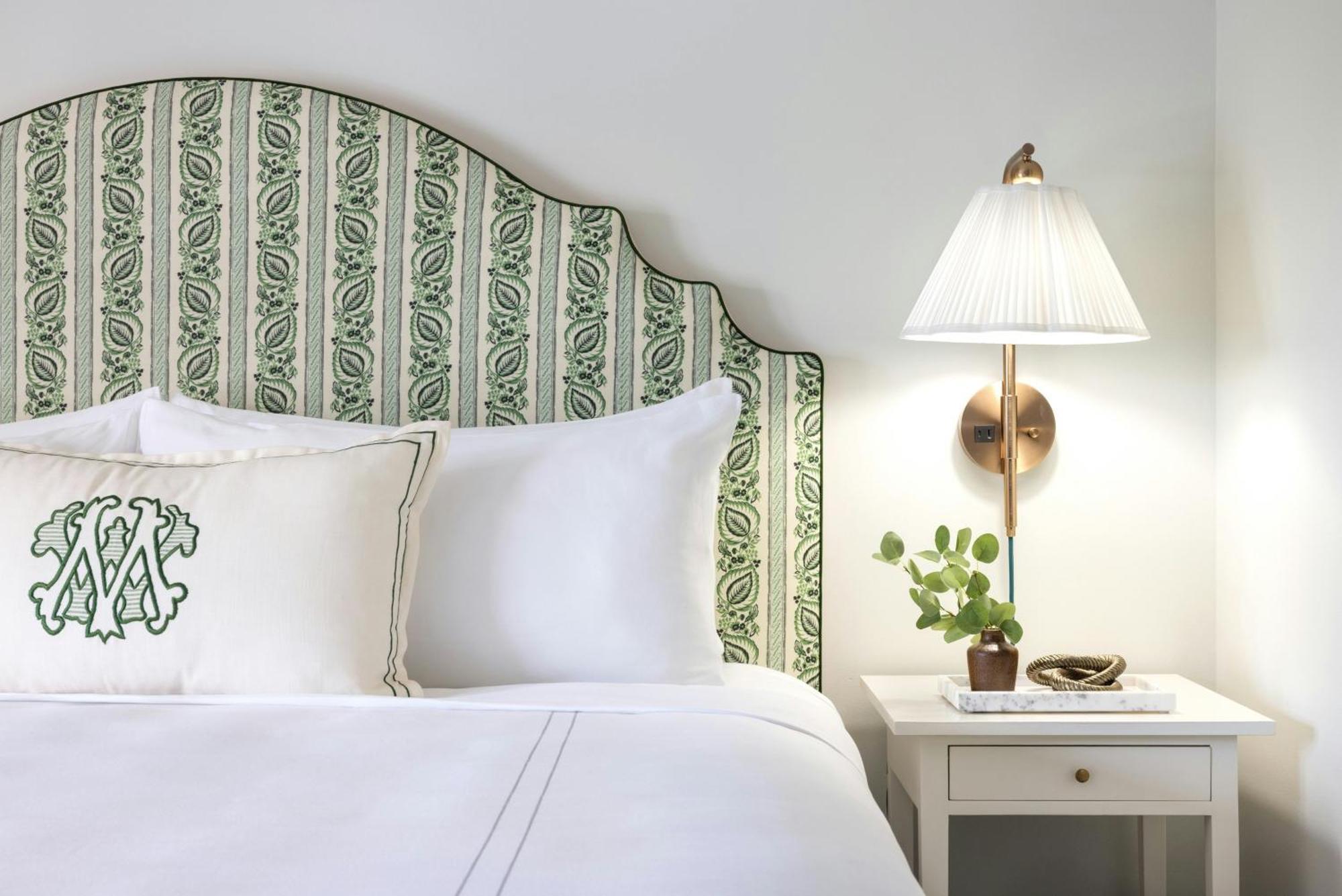 Traditional Room 1 Queen Bed
