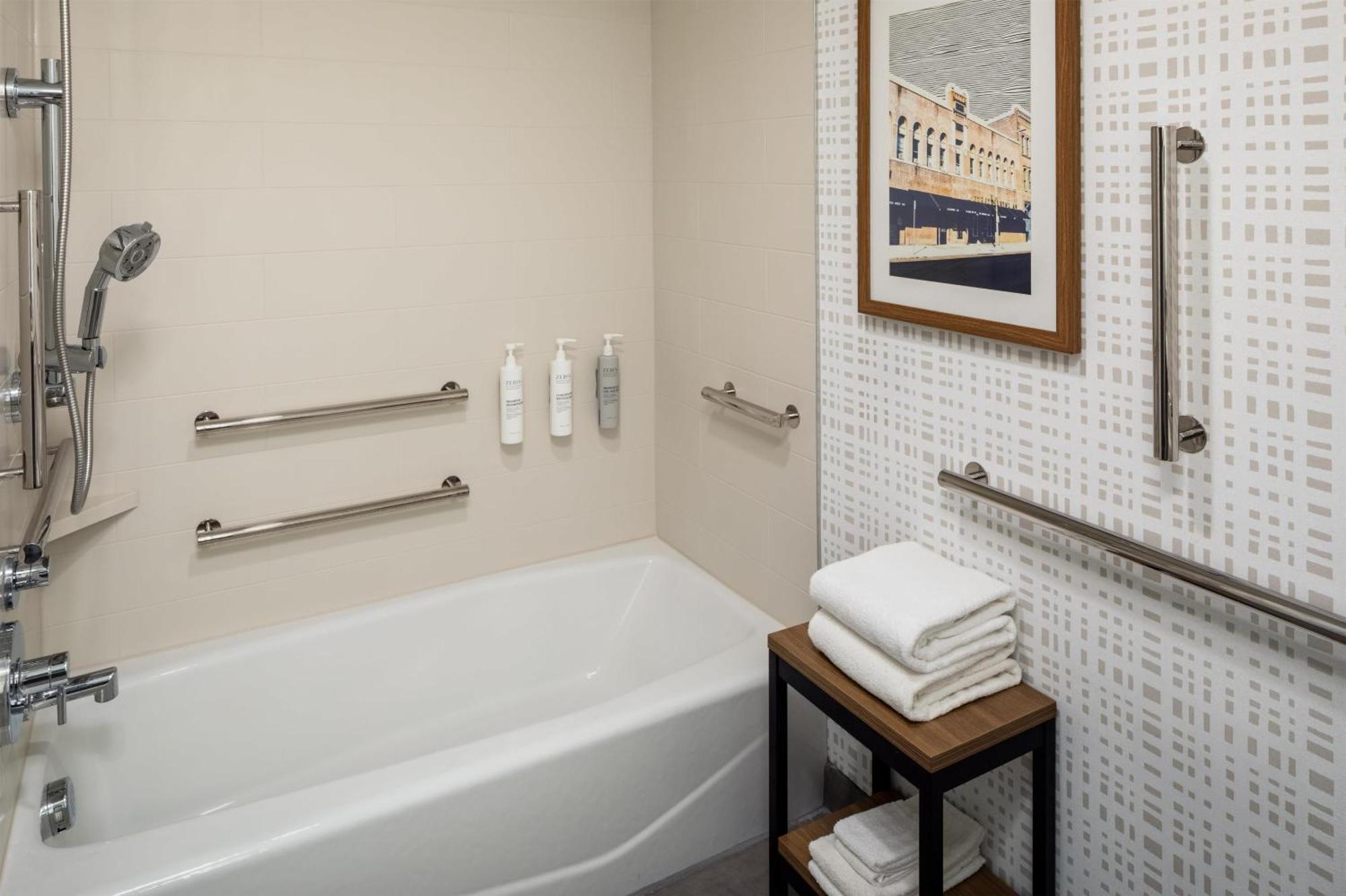 King Room with Accessible Tub - Mobility and Hearing Access/Non-Smoking