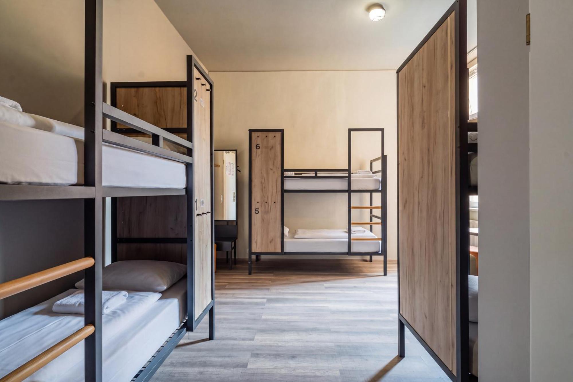 Bed 6-Bed Dormitory Room