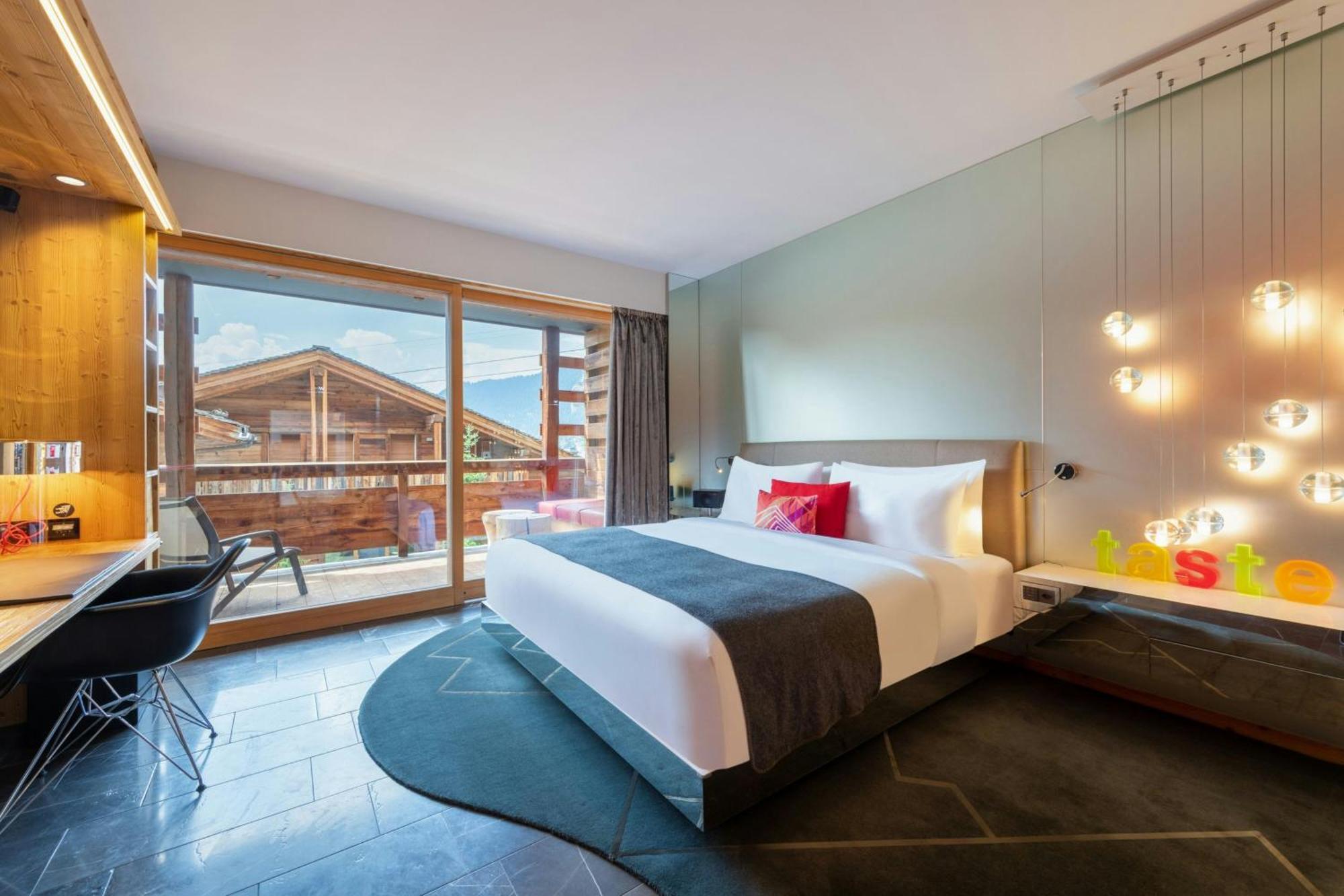 Cozy Family Room One King Bed One Single Bed Balcony