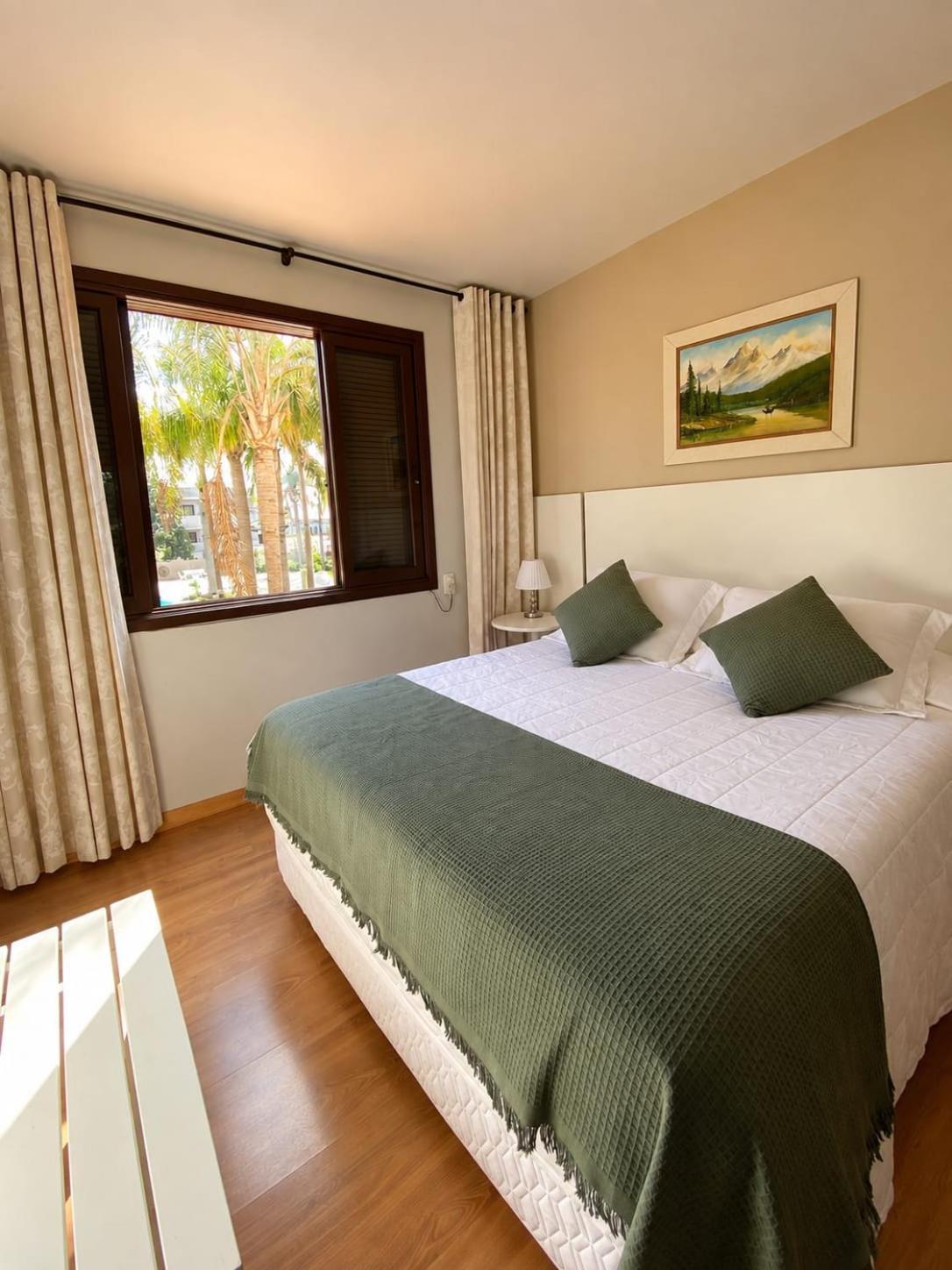 Quarto Deluxe com Cama de Casal ou 2 de Solteiro e Vista da Piscina