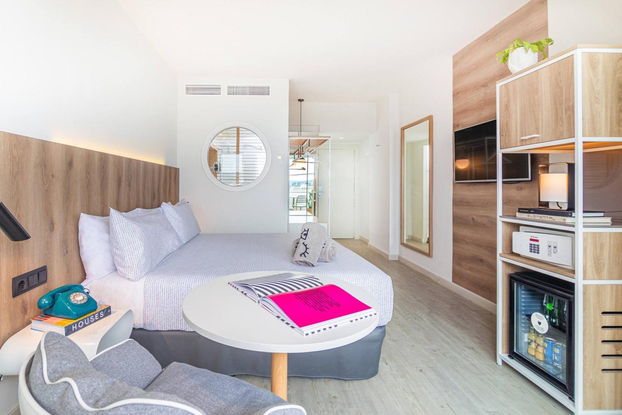 2 Innside Interconnected Rooms