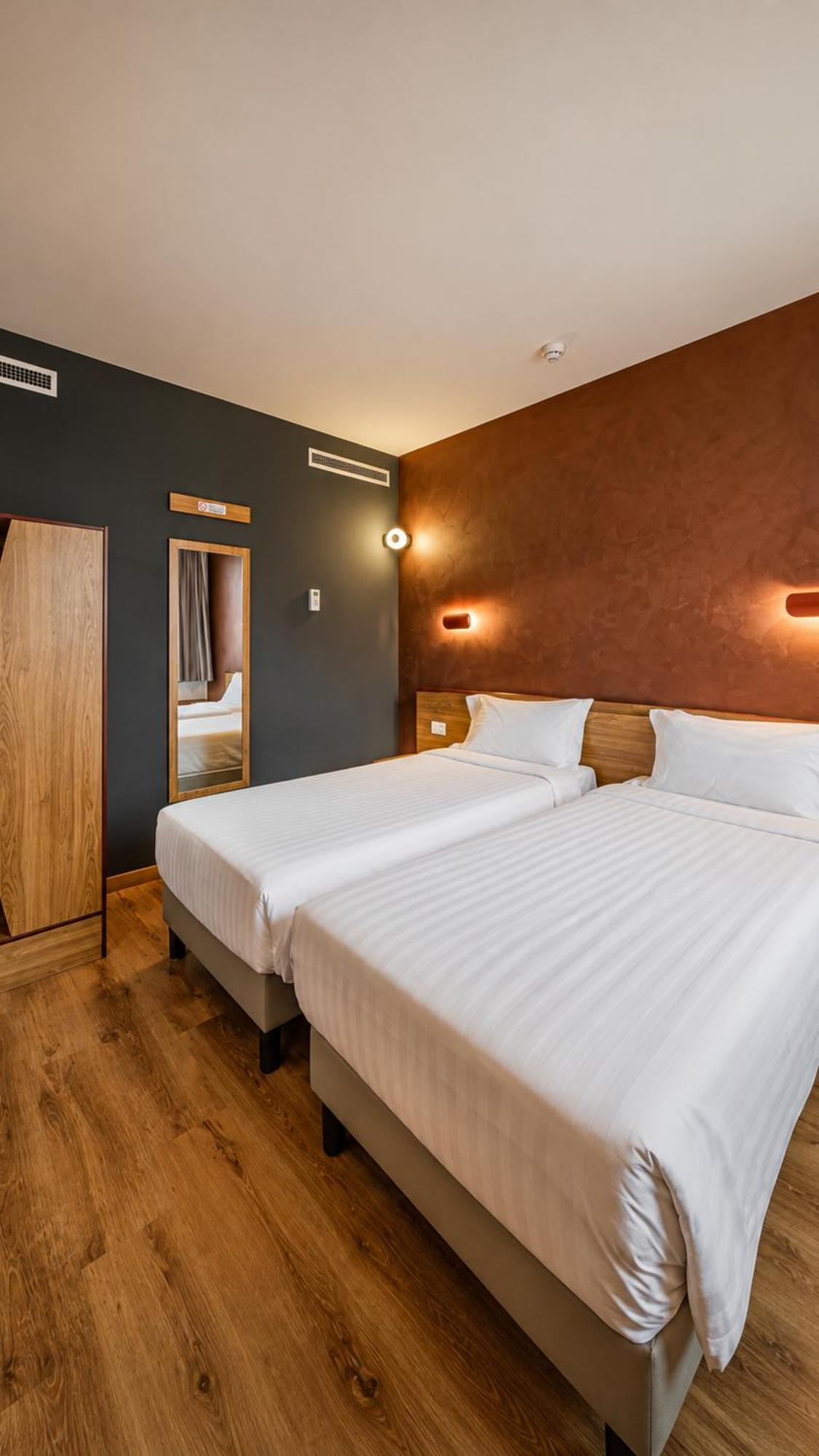 Camera Standard con Letto Queen-Size e 2 Divani Letto