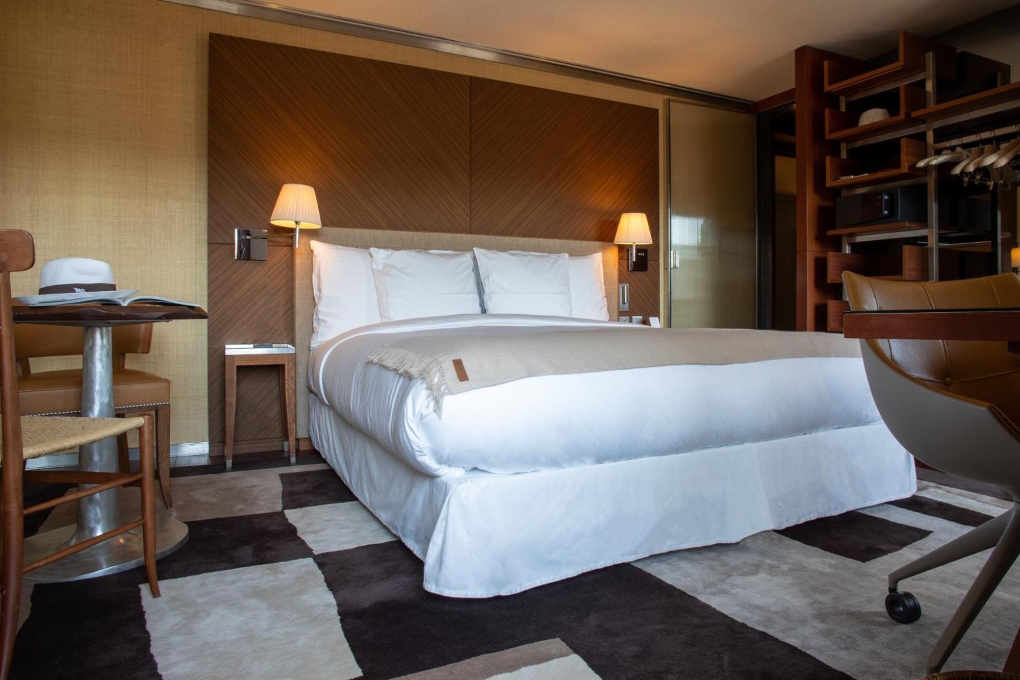 Deluxe City Room