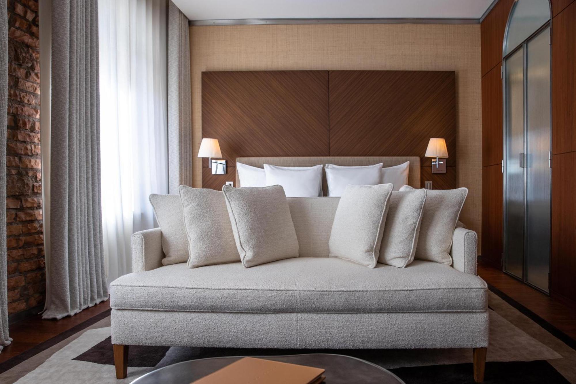 Deluxe City Room