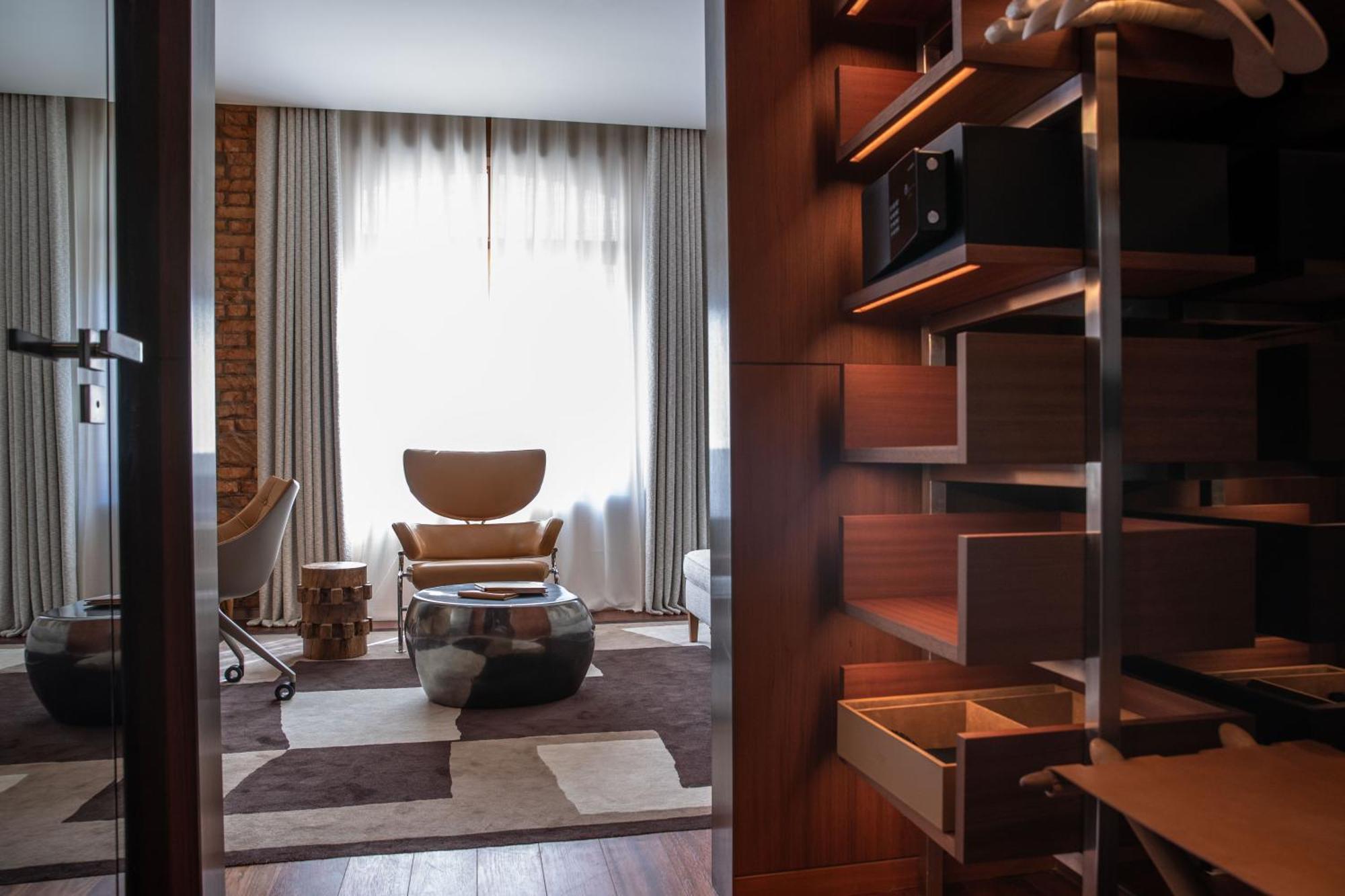 Deluxe City Room