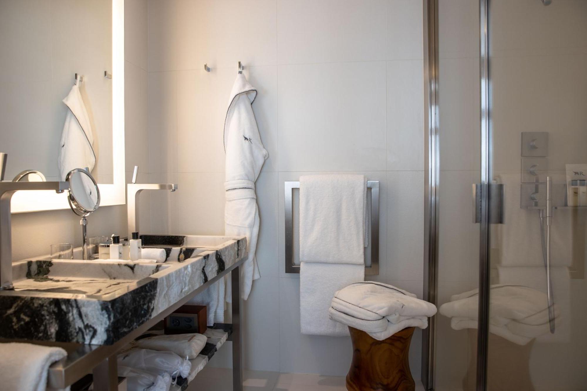 Deluxe City Room