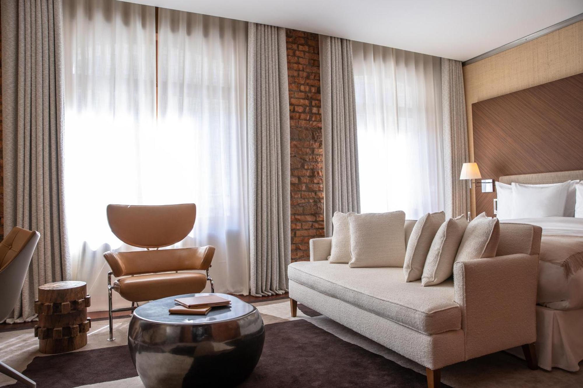 Deluxe City Room