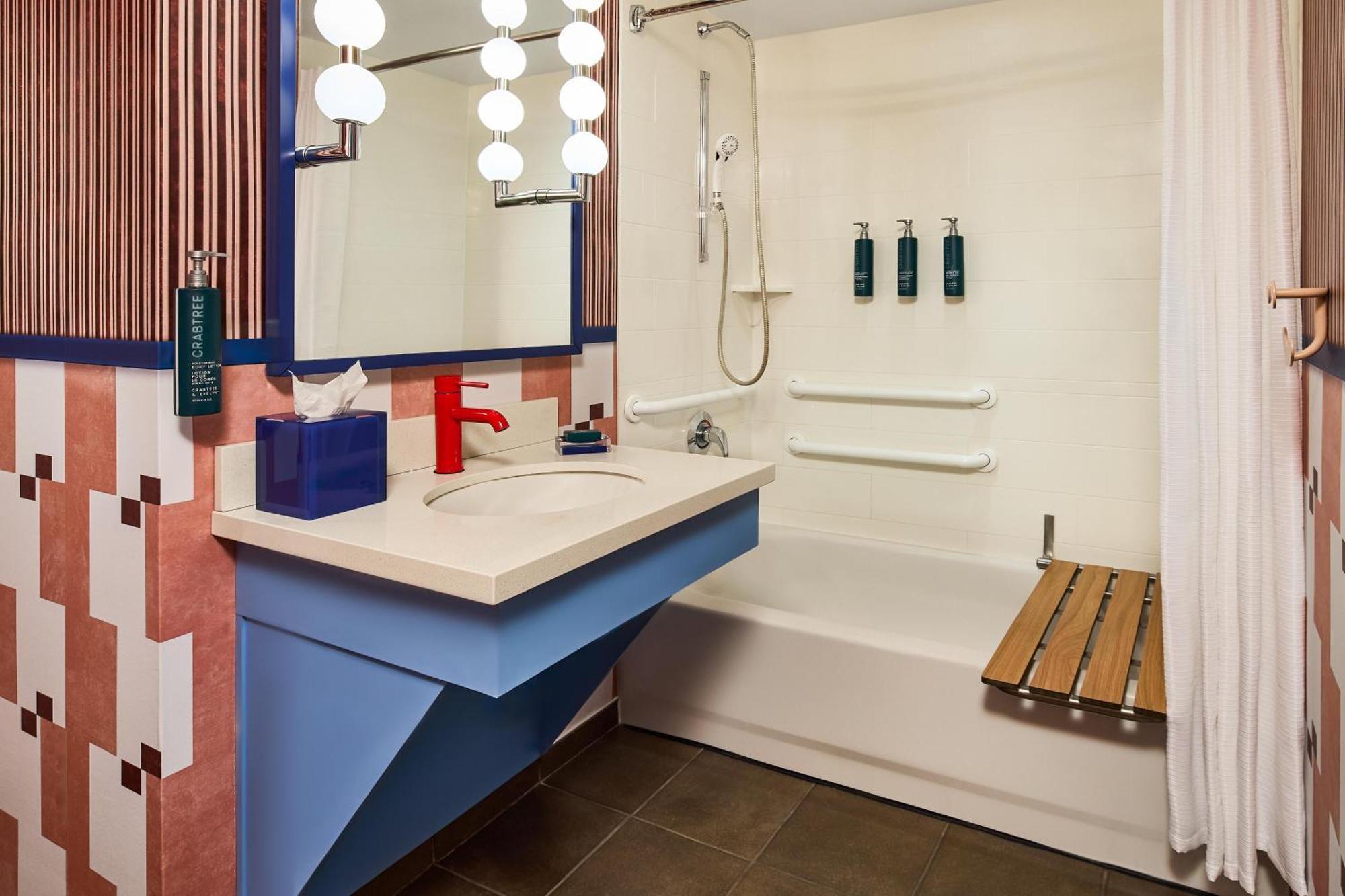 King Room with Accessible Tub - Mobility and Hearing Access/Non-Smoking