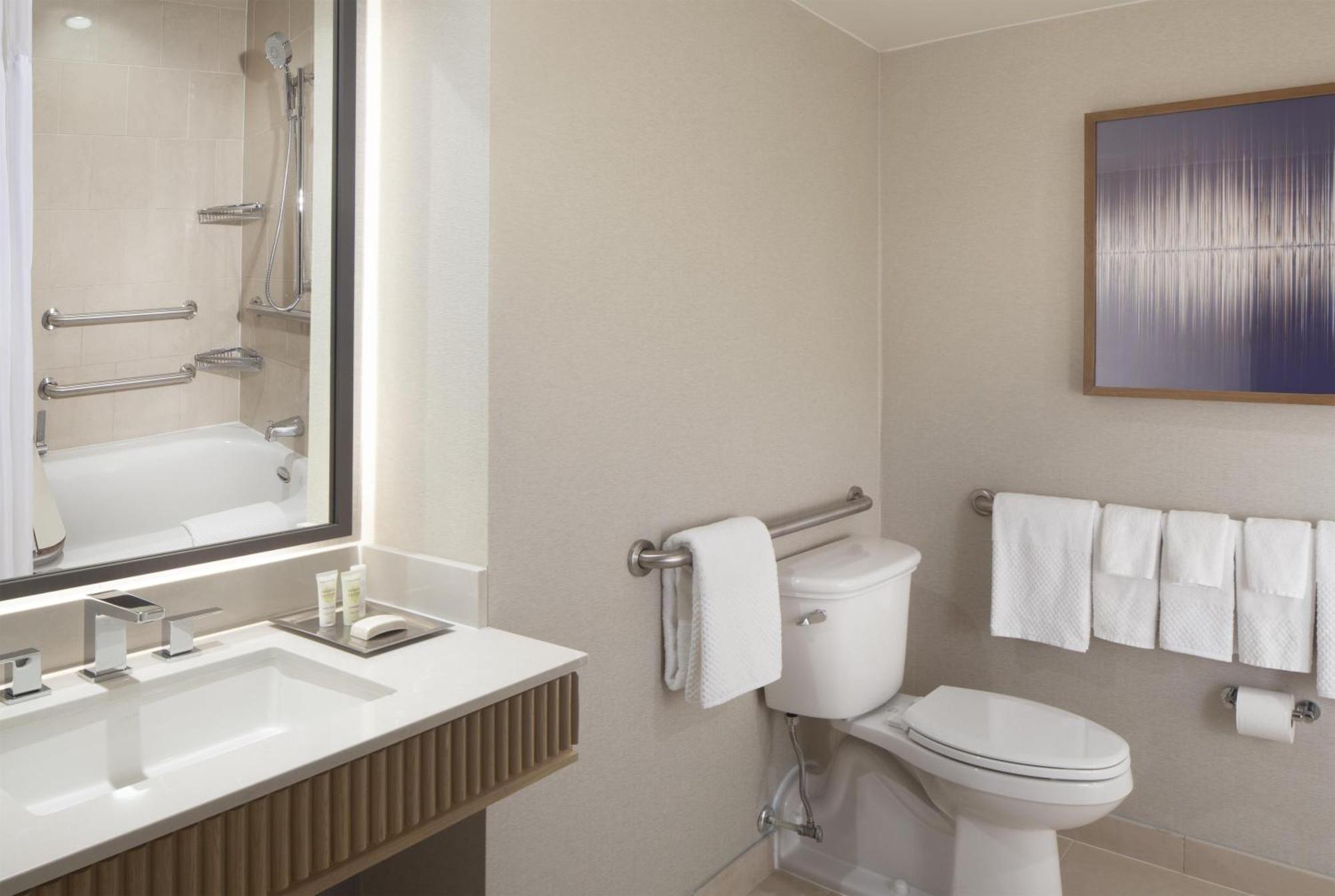 Tower King Room with Bath Tub - Mobility Accessible